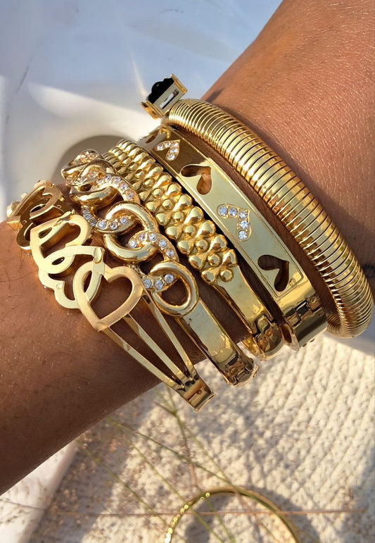 Mixing and Matching Jewelry with Summer Outfits: A Complete Guide.