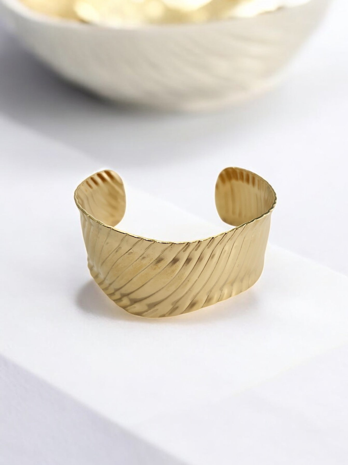GOLDEN WAVE KAIVYA BRACELET (CUFF)