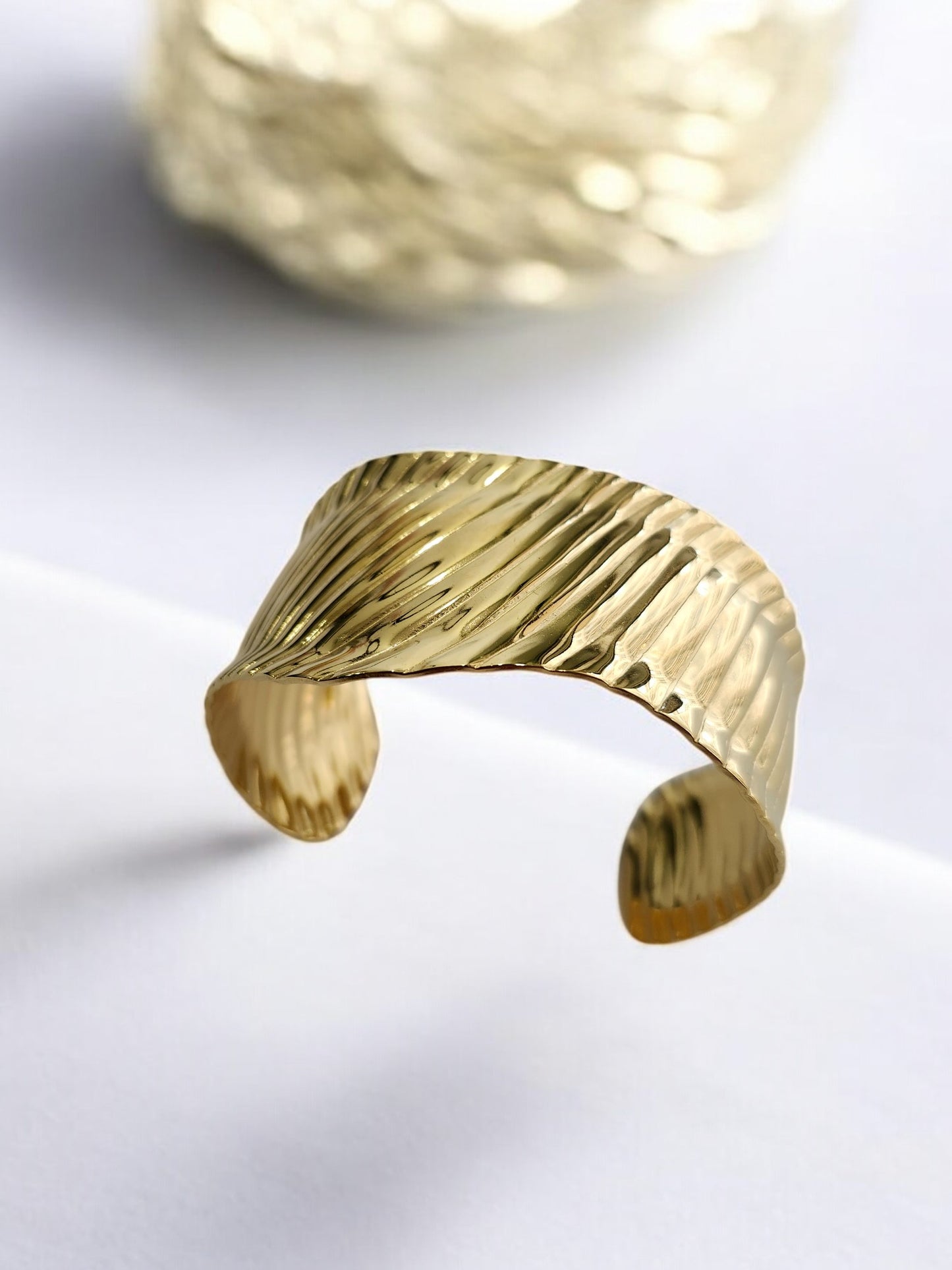 GOLDEN WAVE KAIVYA BRACELET (CUFF)