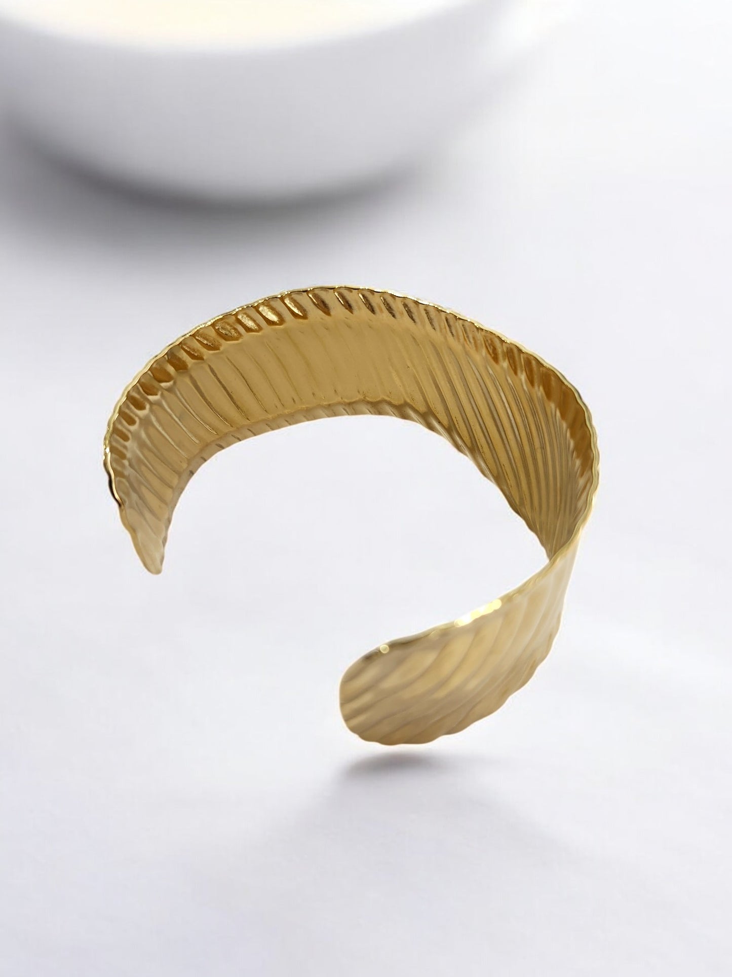 GOLDEN WAVE KAIVYA BRACELET (CUFF)