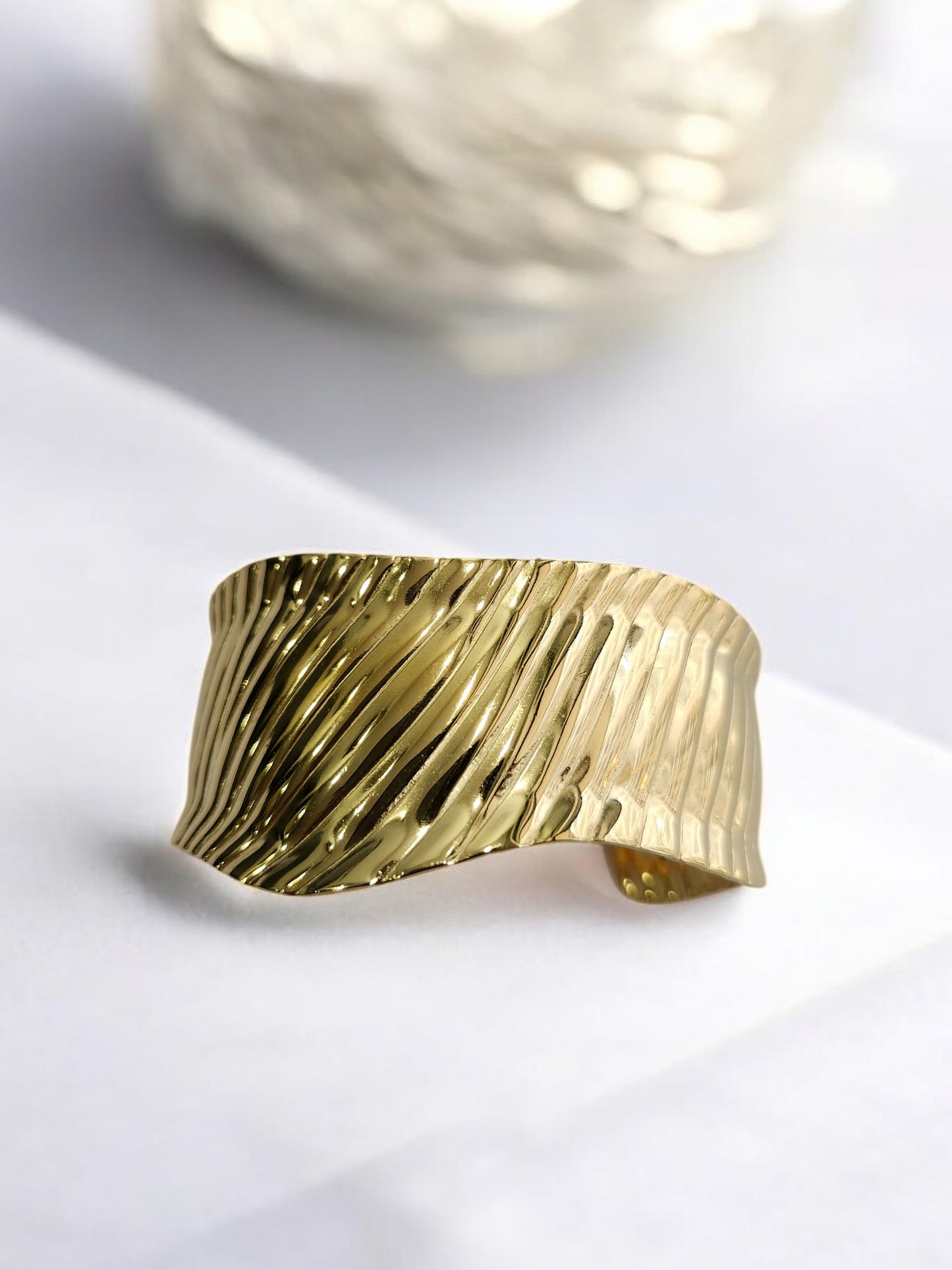 GOLDEN WAVE KAIVYA BRACELET (CUFF)