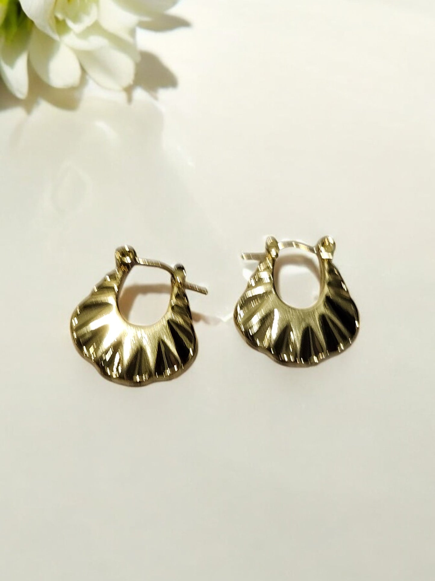 GOLD ROUND SHENELL EARRINGS