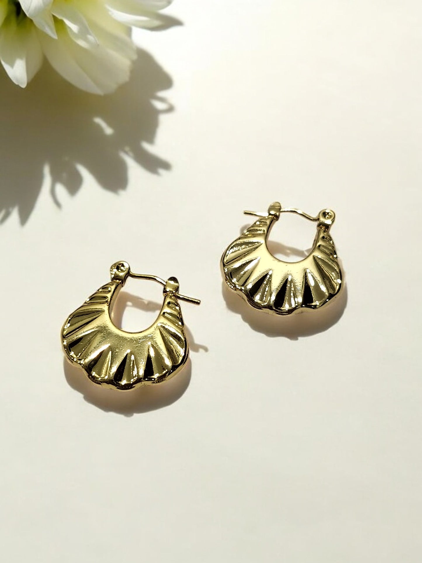 GOLD ROUND SHENELL EARRINGS
