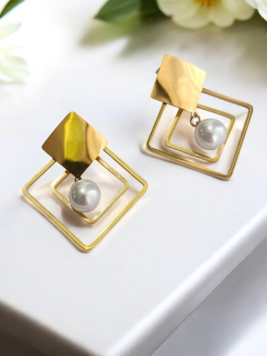 GOLD SQUARE PEARL VRITTI EARRINGS