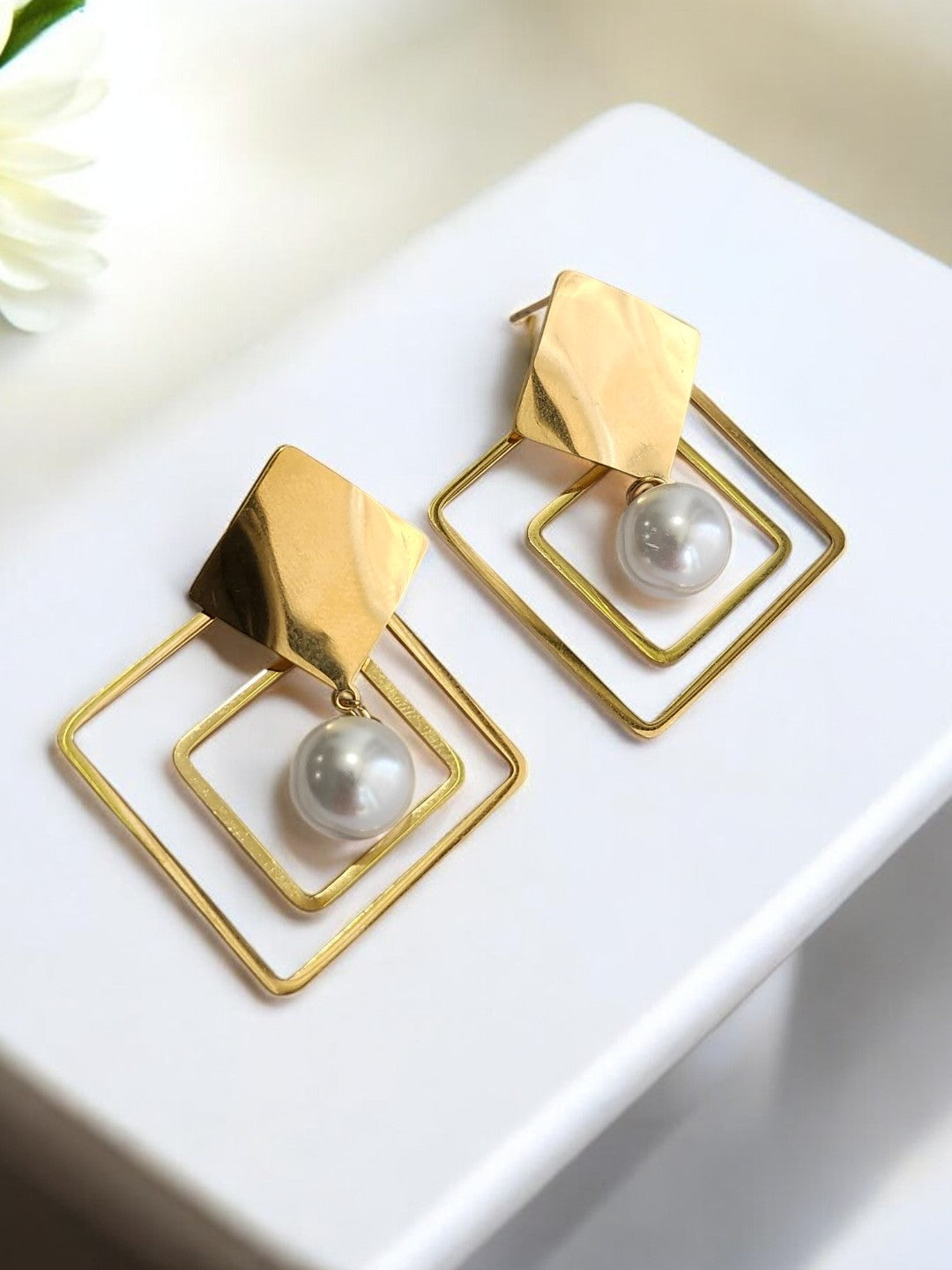 GOLD SQUARE PEARL VRITTI EARRINGS