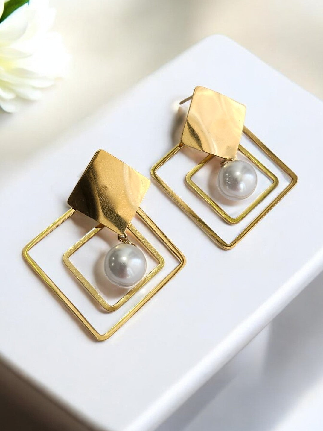 GOLD SQUARE PEARL VRITTI EARRINGS