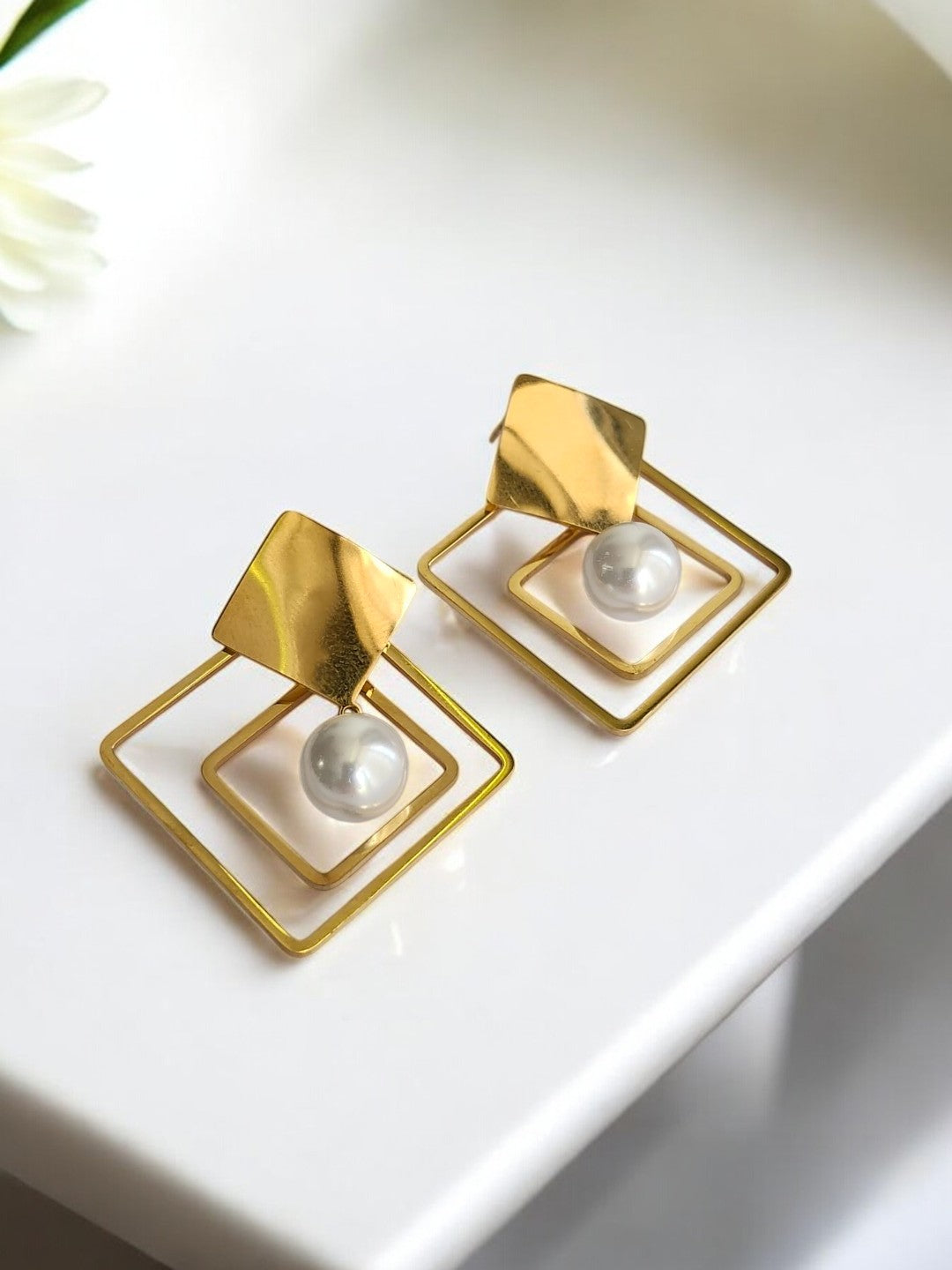 GOLD SQUARE PEARL VRITTI EARRINGS