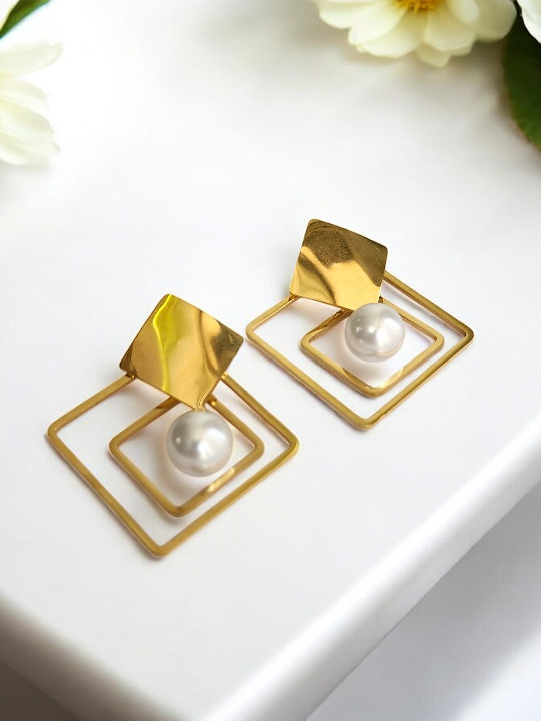 GOLD SQUARE PEARL VRITTI EARRINGS