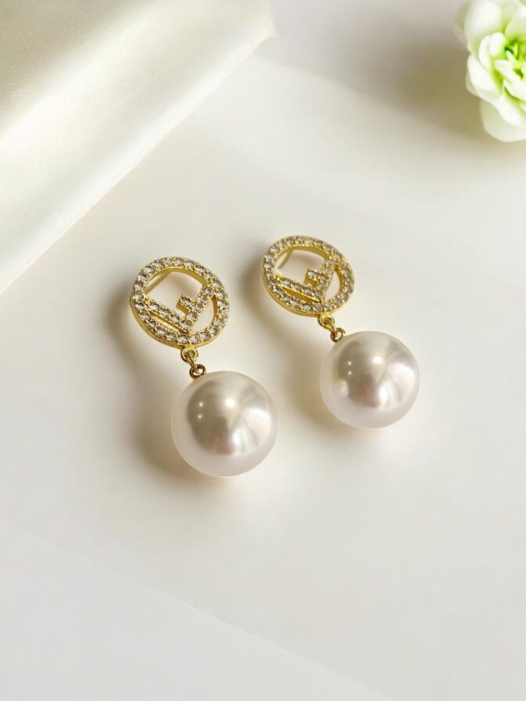 DIAMOND HANG PEARL FENDI RITI EARRING