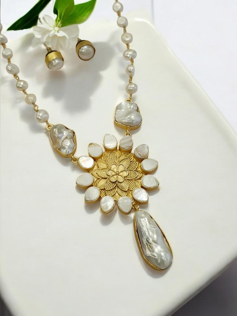 WHITE VENU JEWELLERY SET