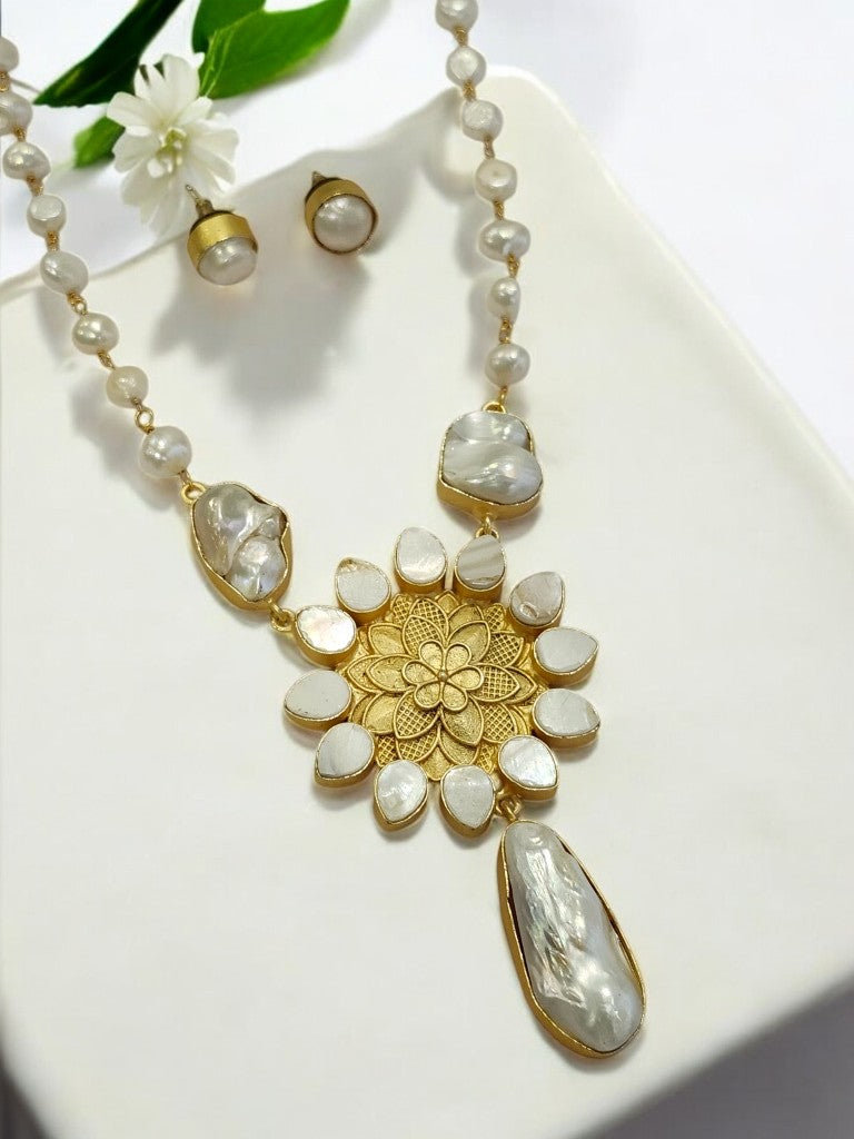WHITE VENU JEWELLERY SET