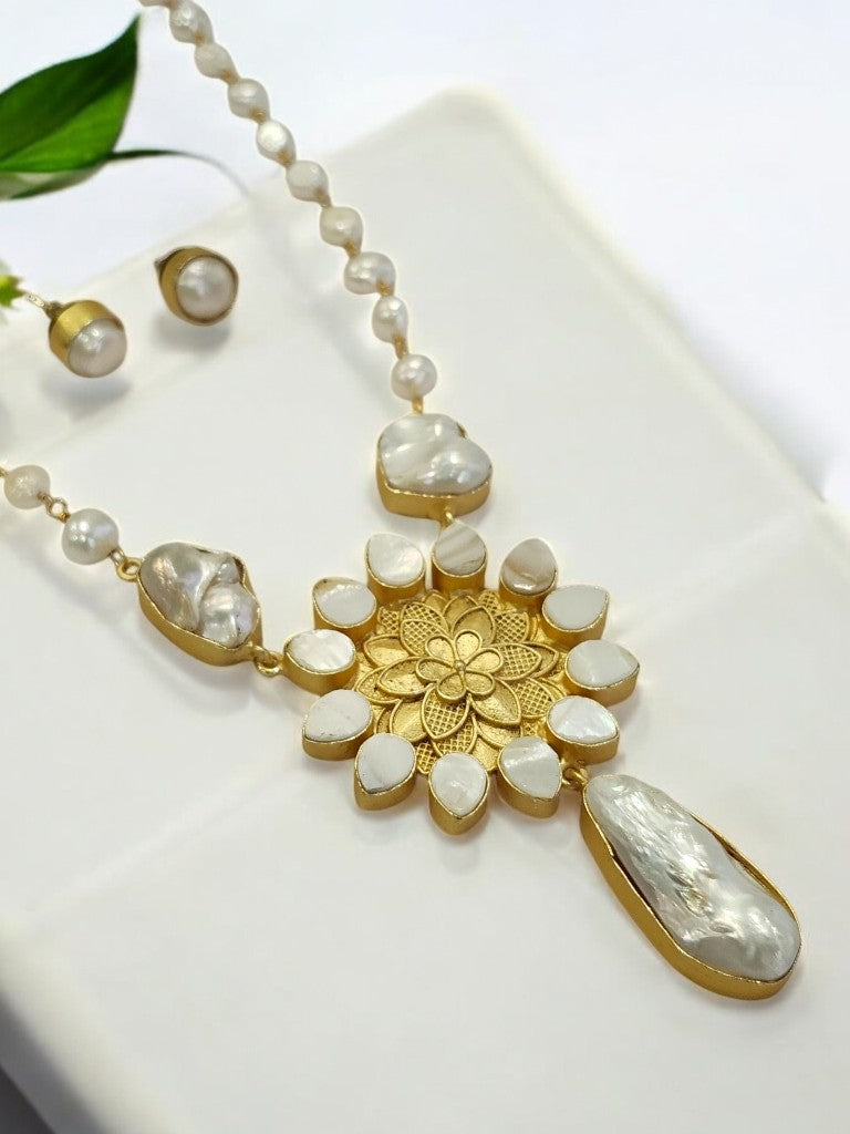 WHITE VENU JEWELLERY SET