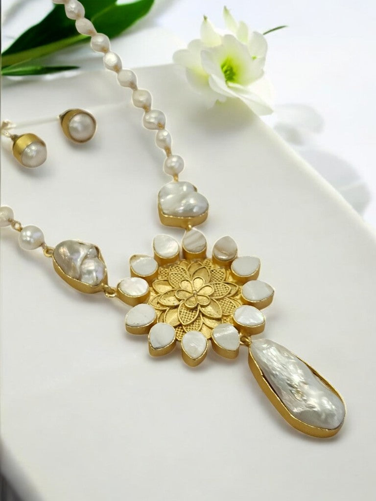 WHITE VENU JEWELLERY SET
