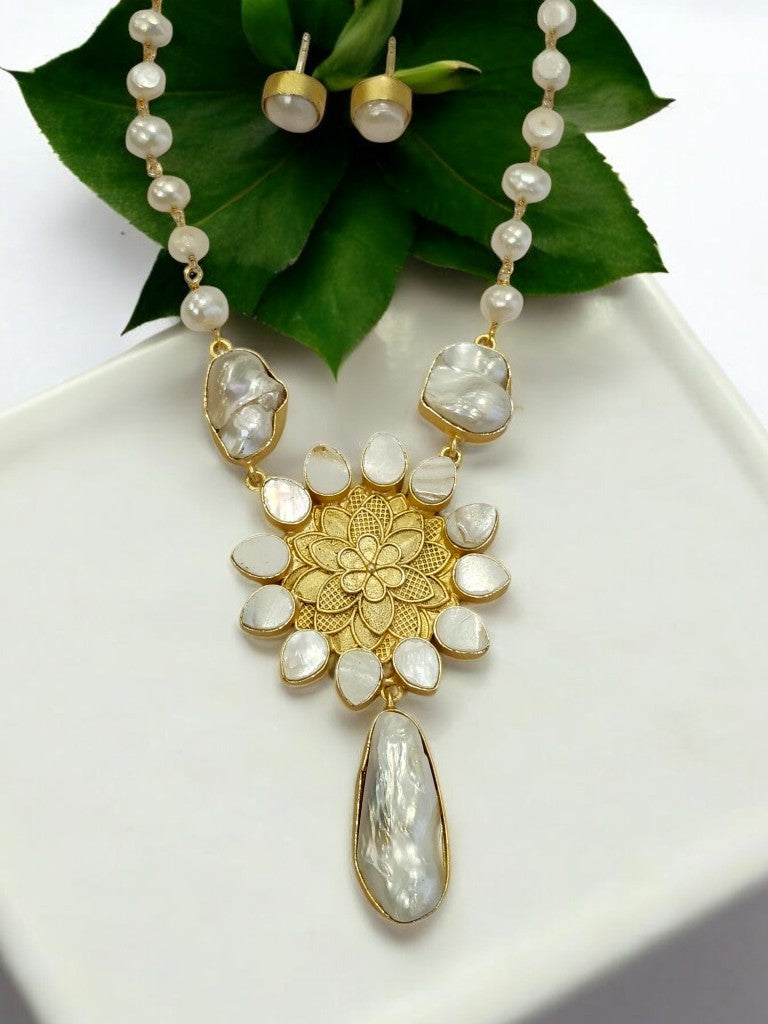 WHITE VENU JEWELLERY SET