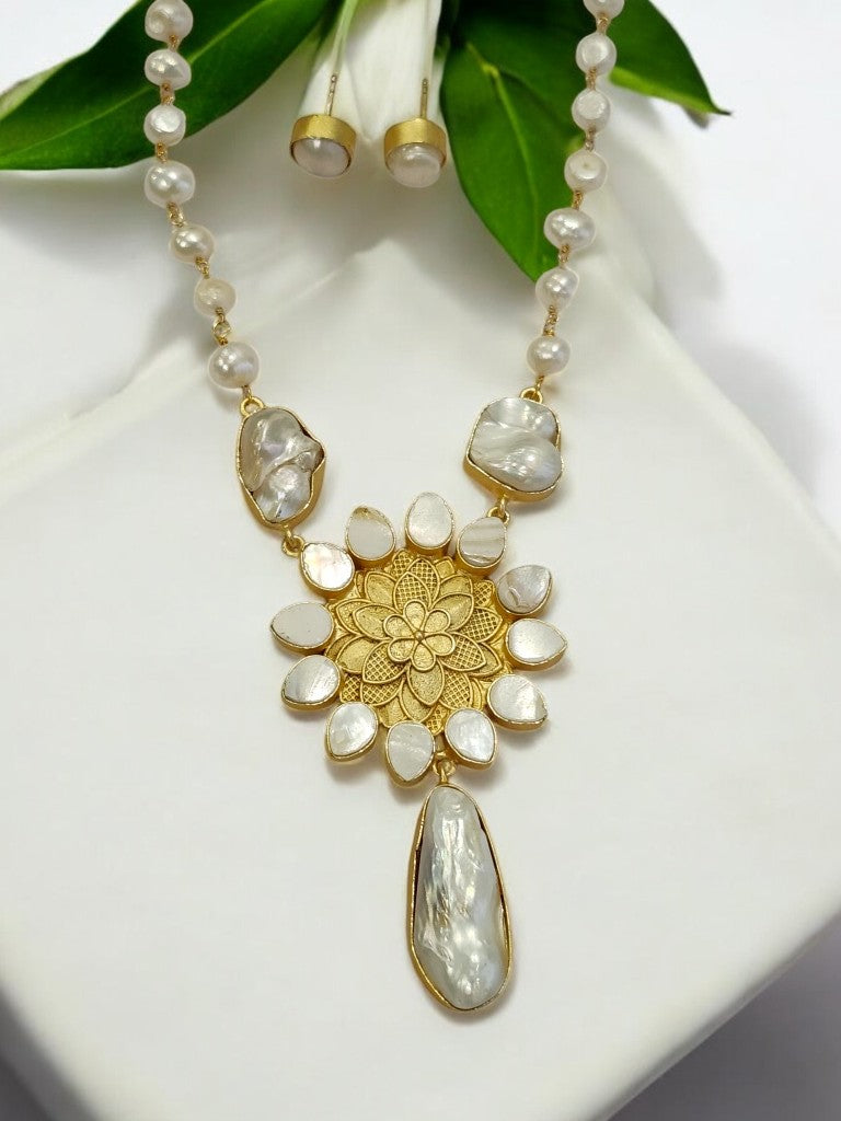 WHITE VENU JEWELLERY SET