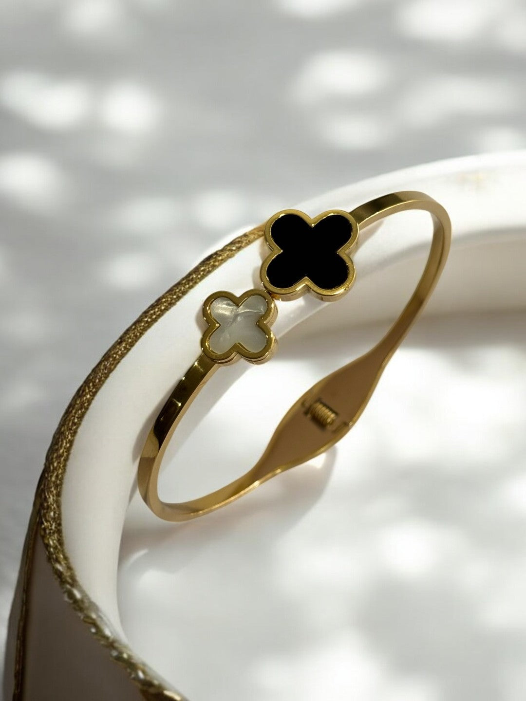 BLACK AND WHITE CLOVER