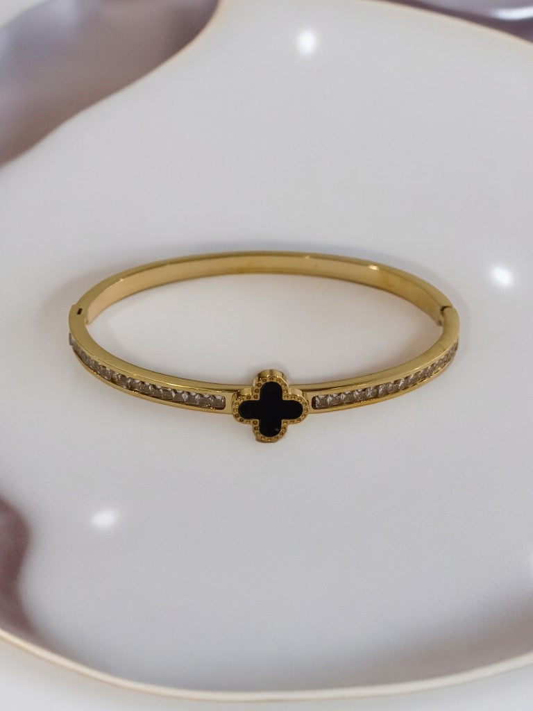 GOLDEN BASE WITH SHINY DIAMOND AND BLACK CLOVER