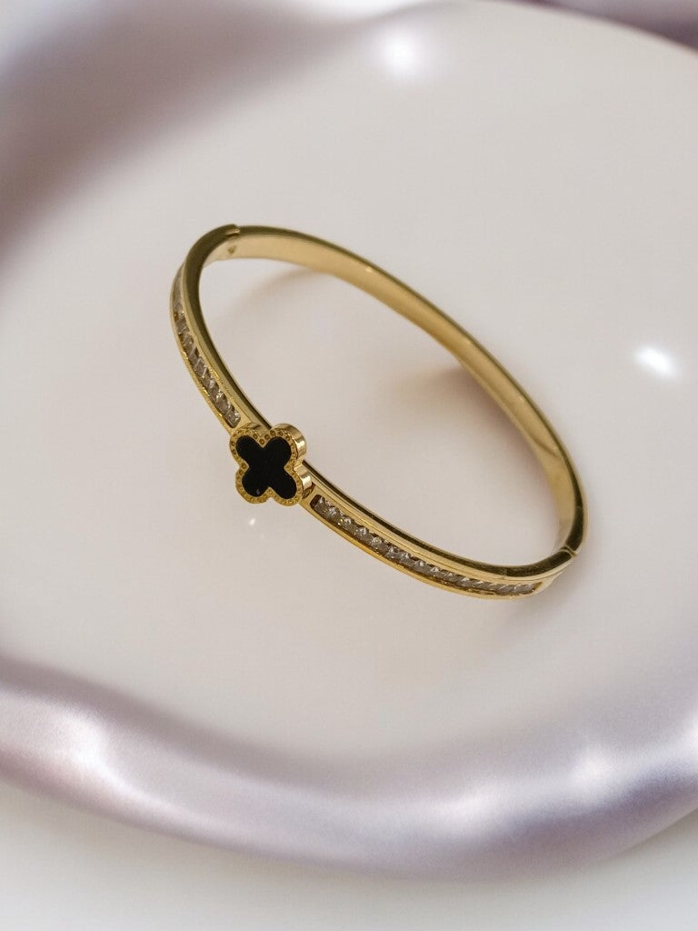 GOLDEN BASE WITH SHINY DIAMOND AND BLACK CLOVER