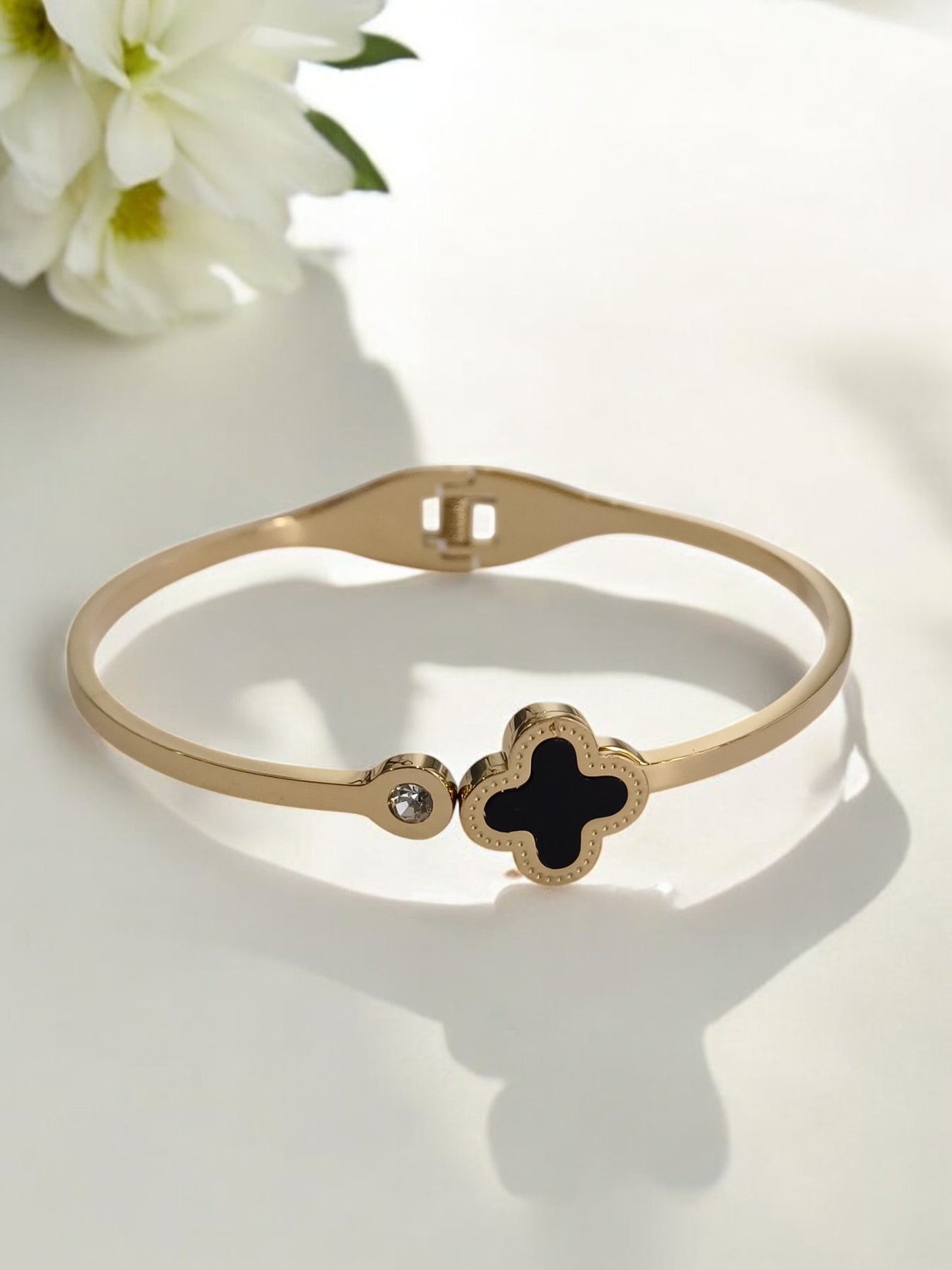 BALCK CLOVER DIAMOND DAILY WEAR CUFF BRACELET