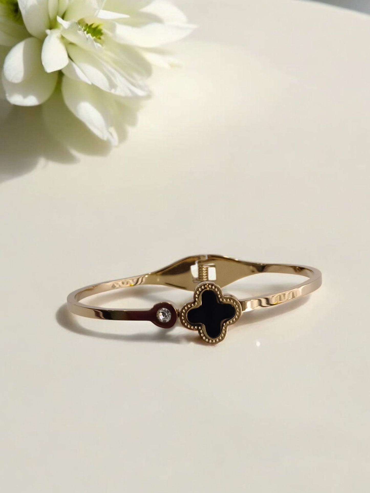 BALCK CLOVER DIAMOND DAILY WEAR CUFF BRACELET