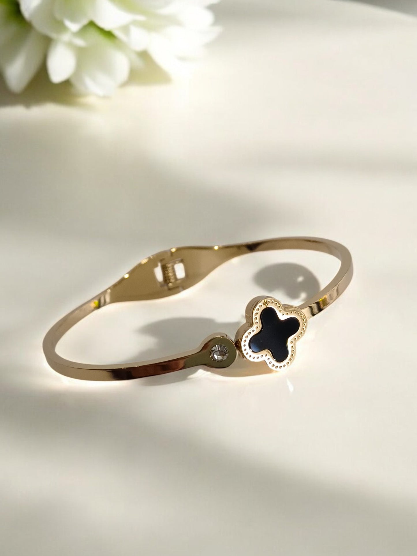 BALCK CLOVER DIAMOND DAILY WEAR CUFF BRACELET