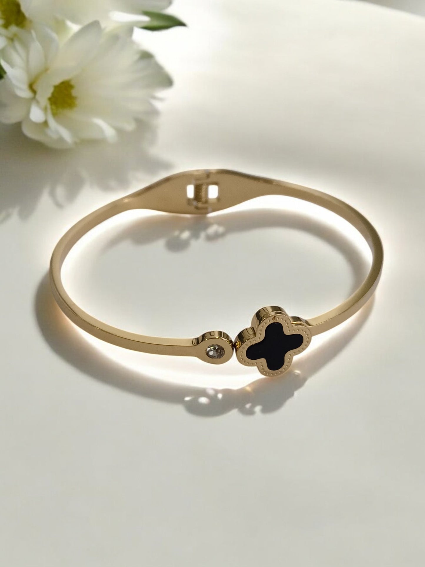 BALCK CLOVER DIAMOND DAILY WEAR CUFF BRACELET