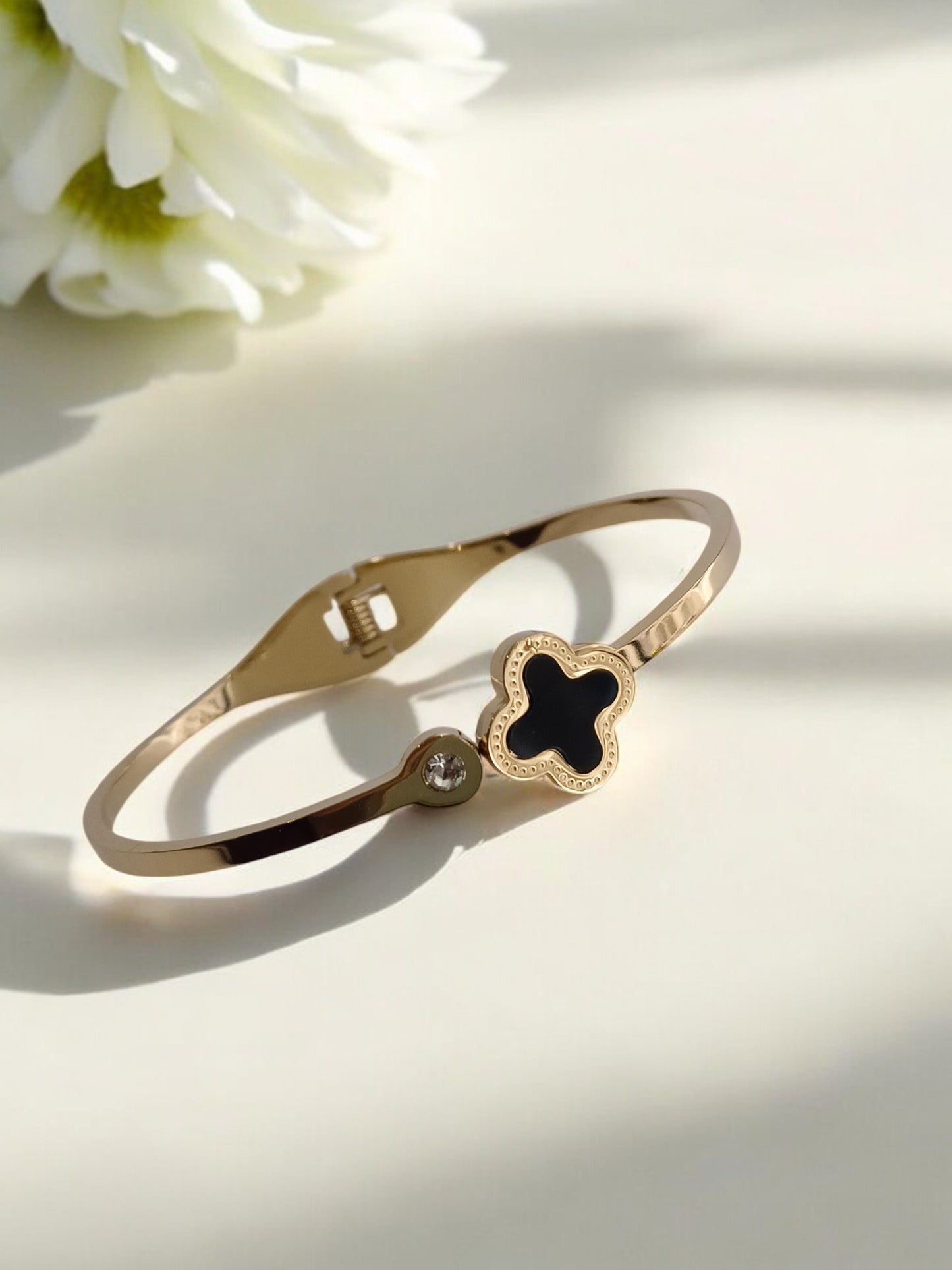 BALCK CLOVER DIAMOND DAILY WEAR CUFF BRACELET