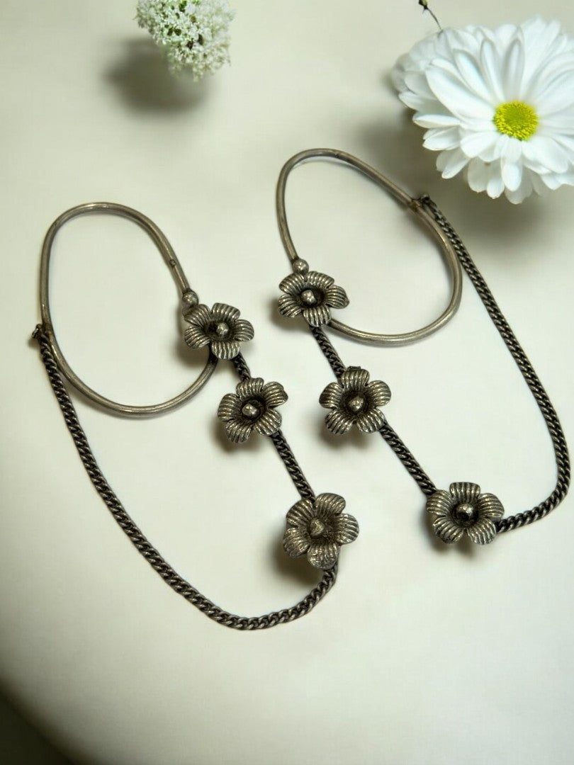 BLOSSOM CHAIN NITHYA GERMAN SILVER EAR CUFF