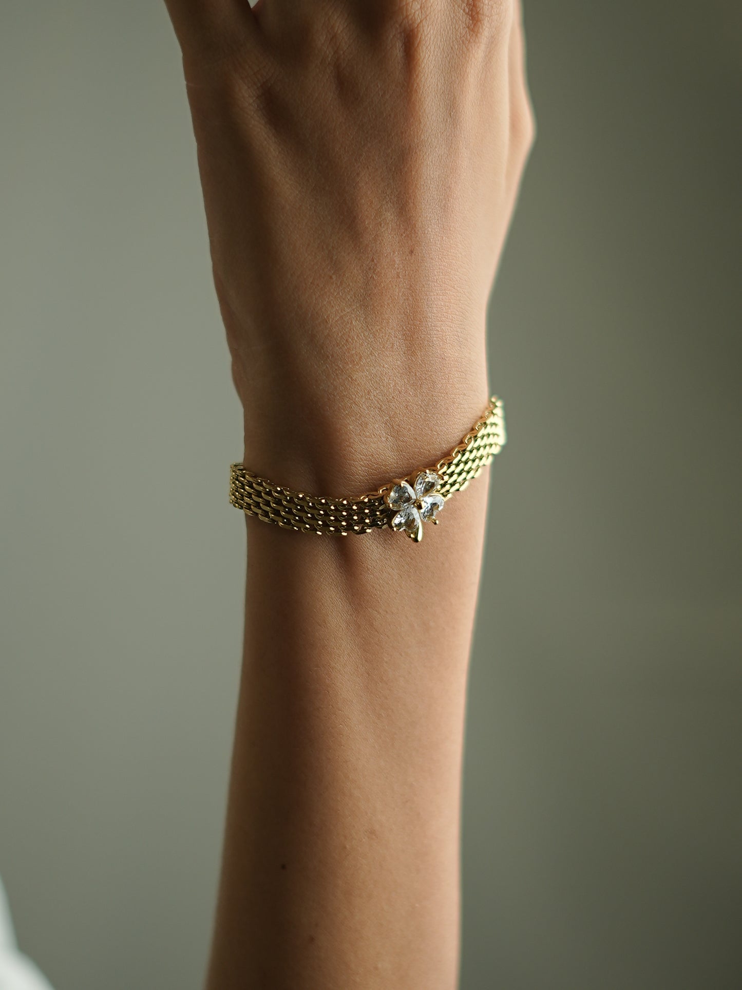 GOLDEN THIK CHAIN WITH GLEMING DIAMOND FLOWER VINTAGE CLOVER