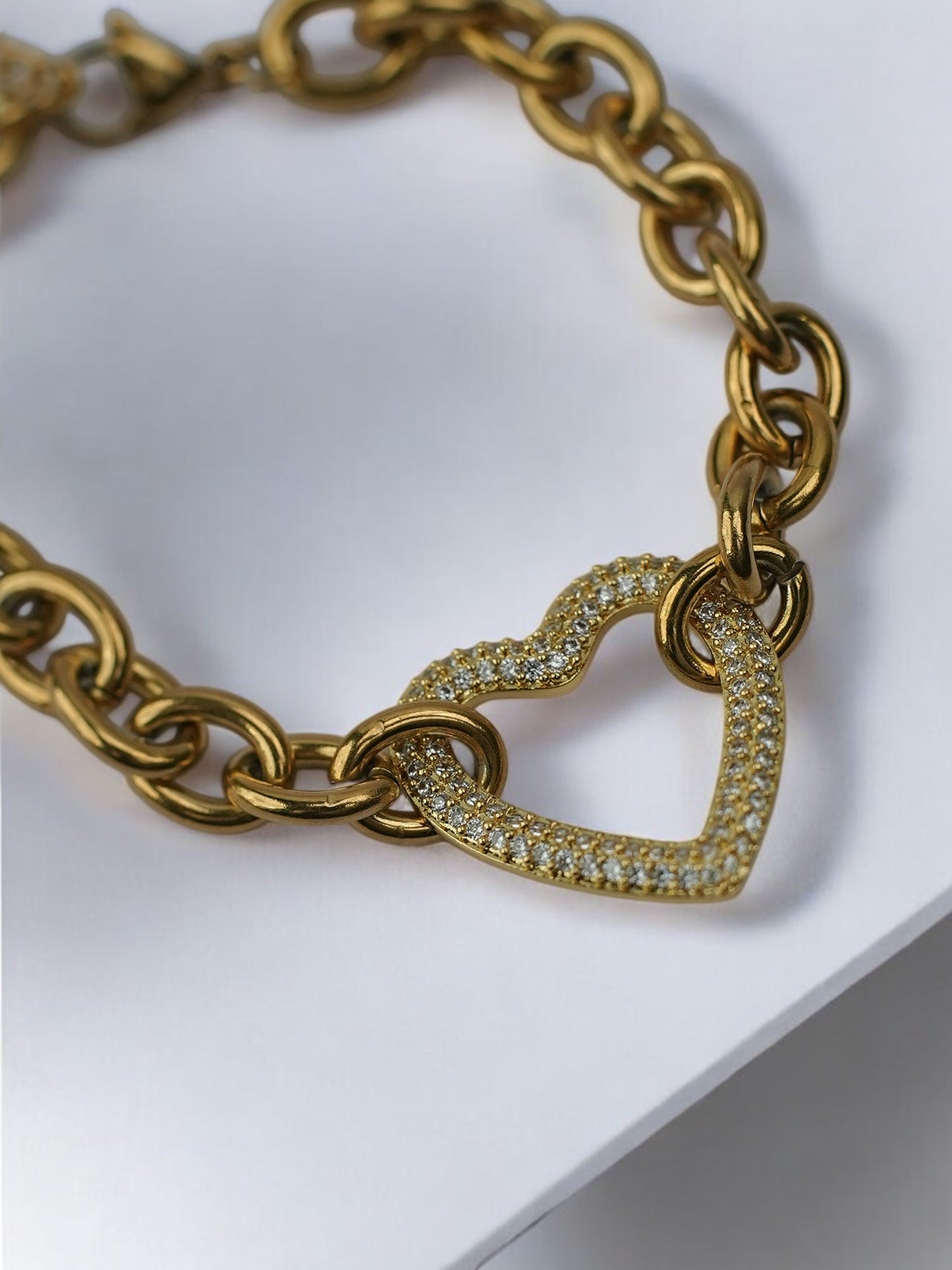 GOLDEN CHAIN WITH TINY DIAMOND HEART