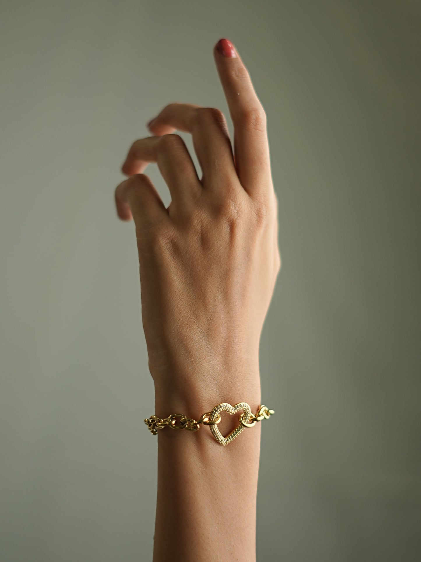 GOLDEN CHAIN WITH TINY DIAMOND HEART