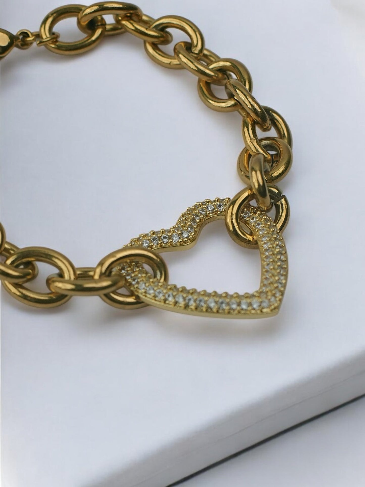 GOLDEN CHAIN WITH TINY DIAMOND HEART
