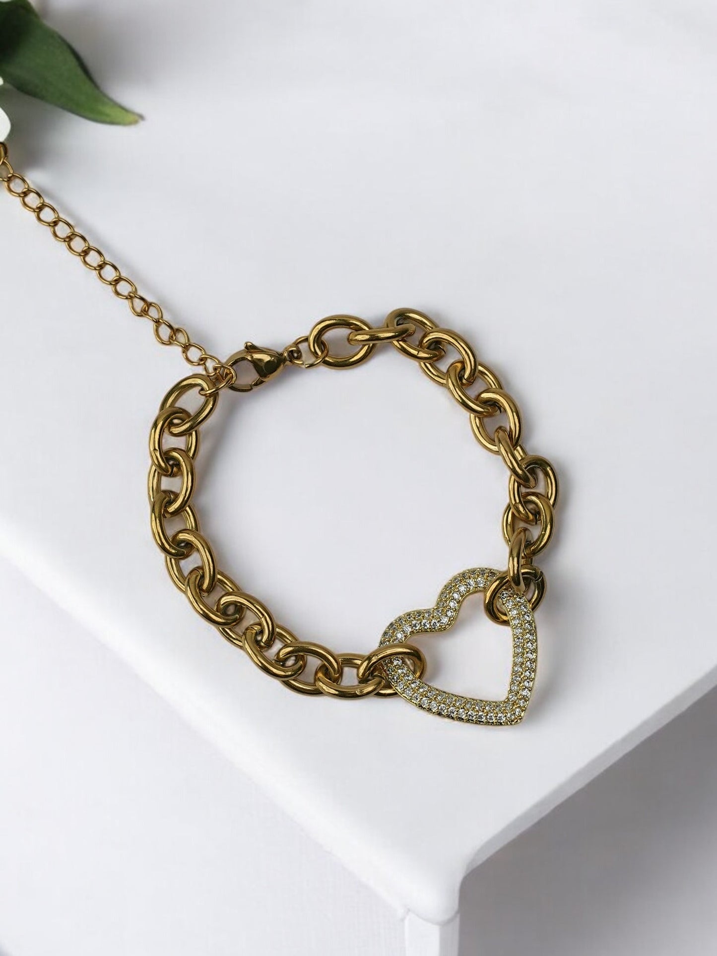 GOLDEN CHAIN WITH TINY DIAMOND HEART