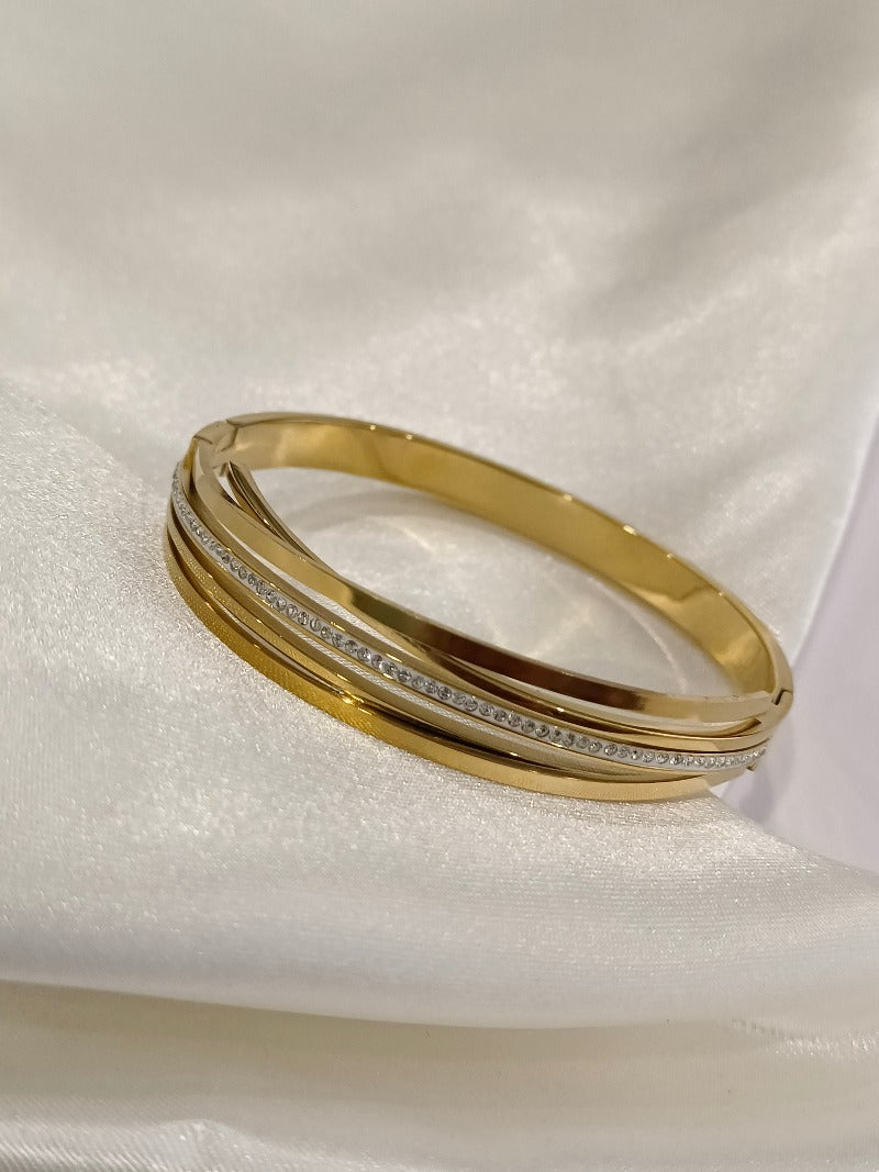 GOLDEN BASE WITH SPARKLING DIAMOND LINE
