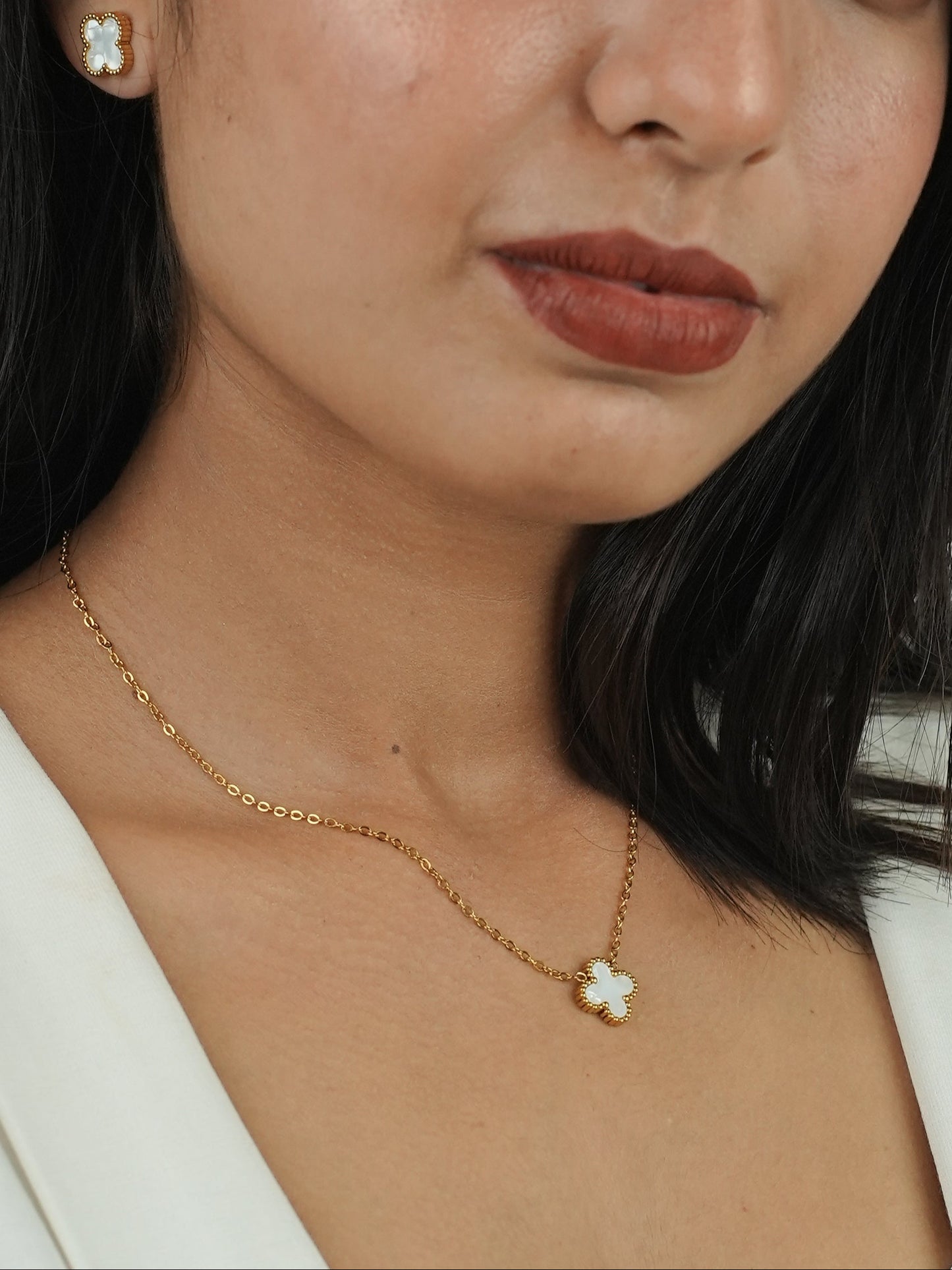 WHITE CLOVER JENNY NECKLACE