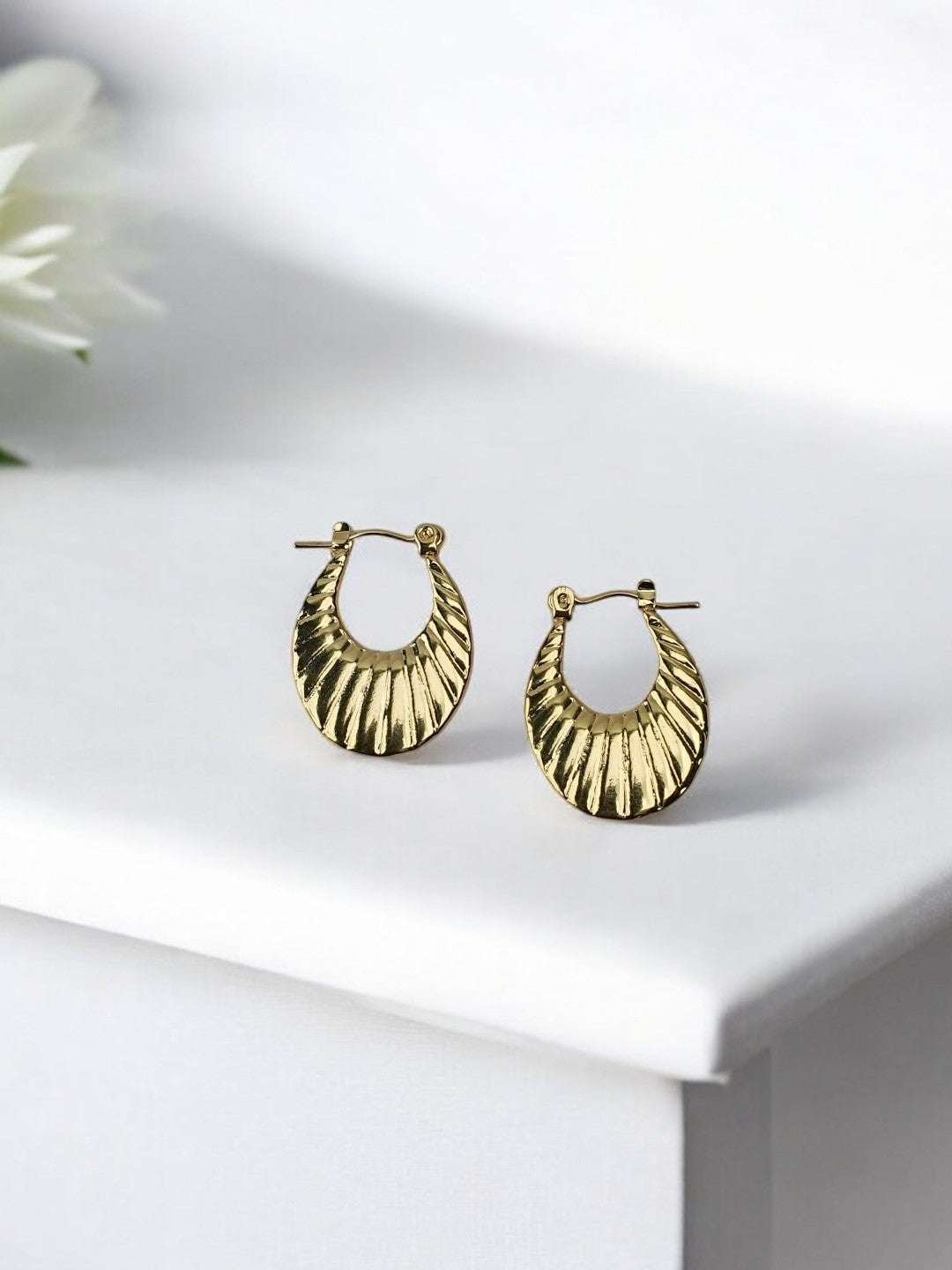 GOLDEN VINNEY EARRINGS