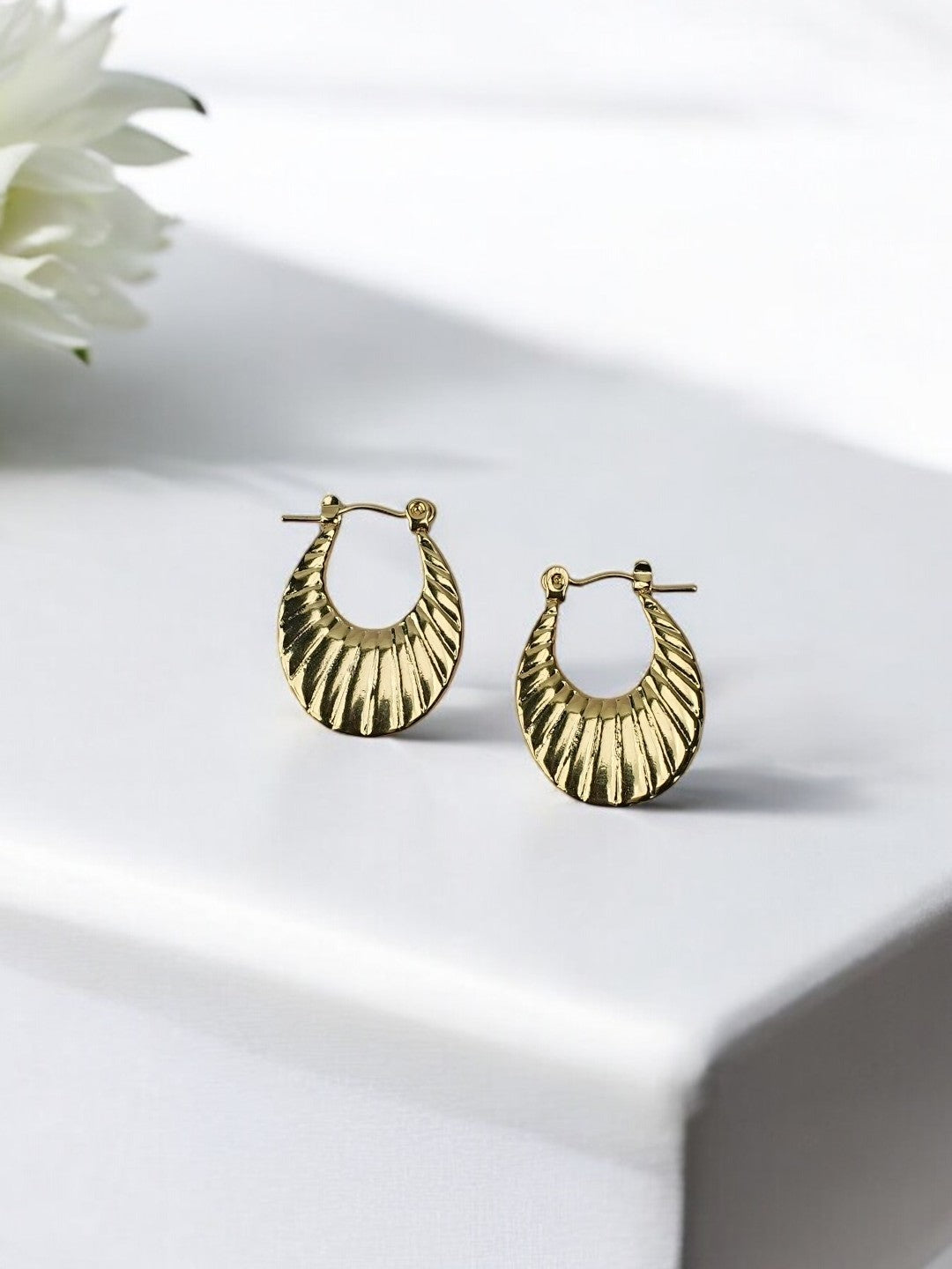 GOLDEN VINNEY EARRINGS