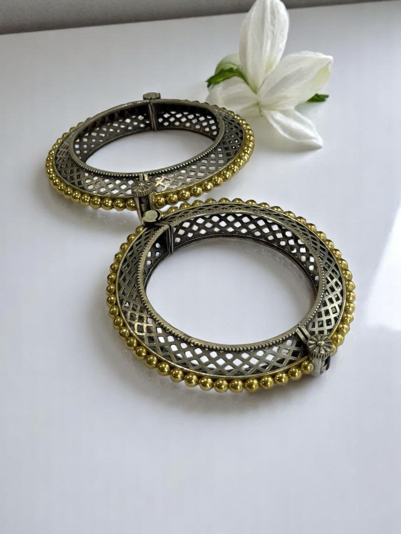 GERMAN SILVER DUAL TONE CHECKS PETTERN BANGLE (KADA)