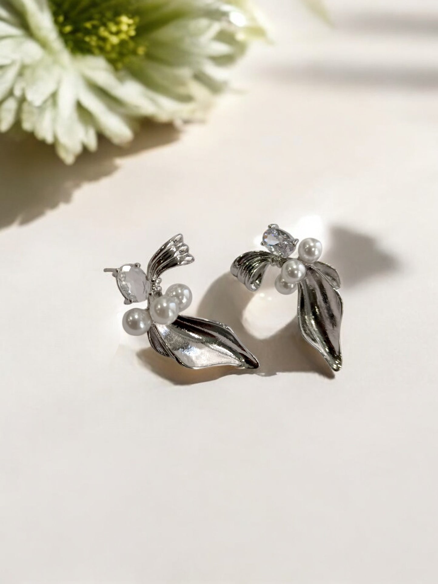 SILVER FLOWER PATEL PEARL JAMES EARRINGS