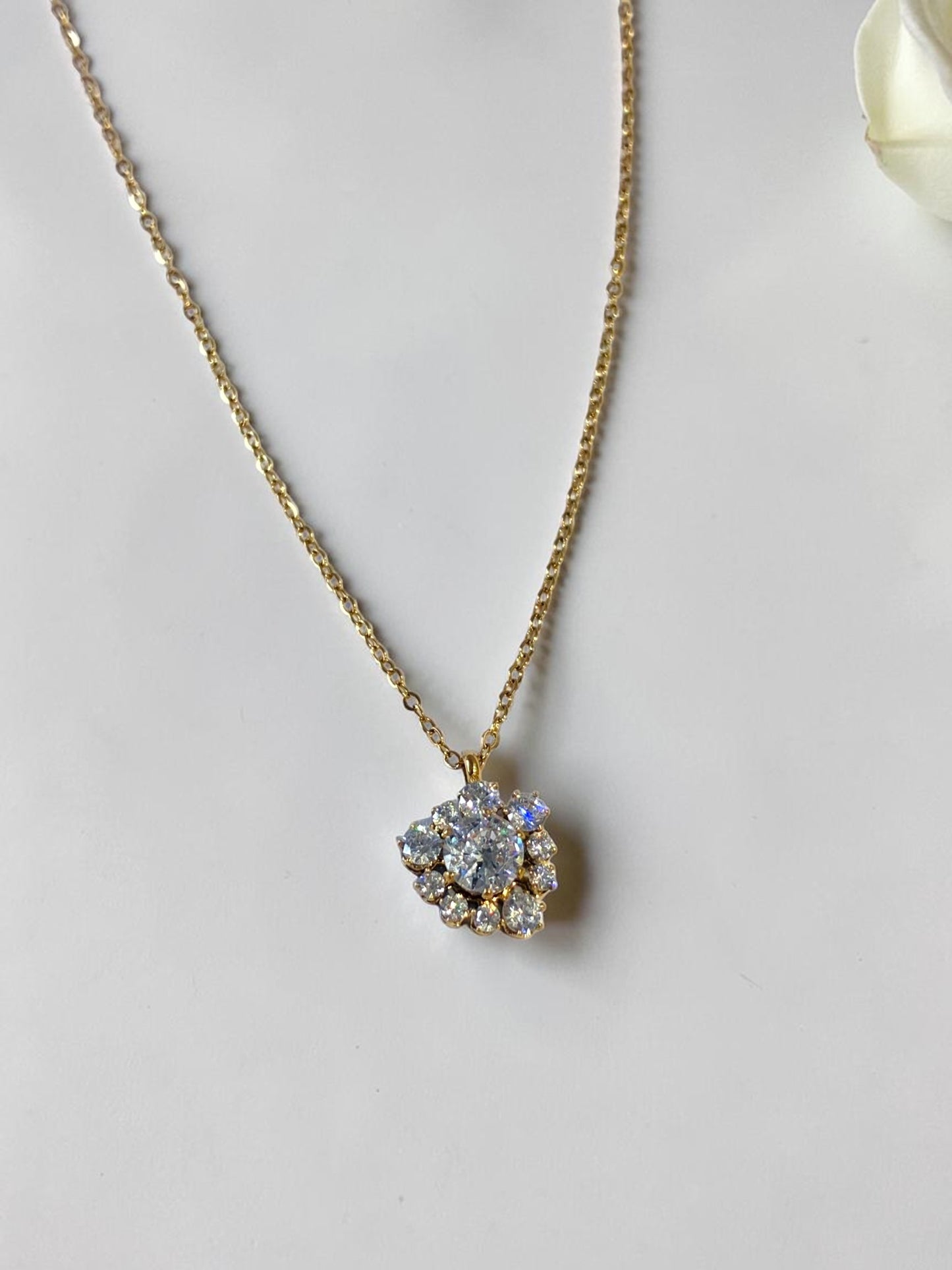 GOLDEN CRYSTAL VIHA NECKLACE
