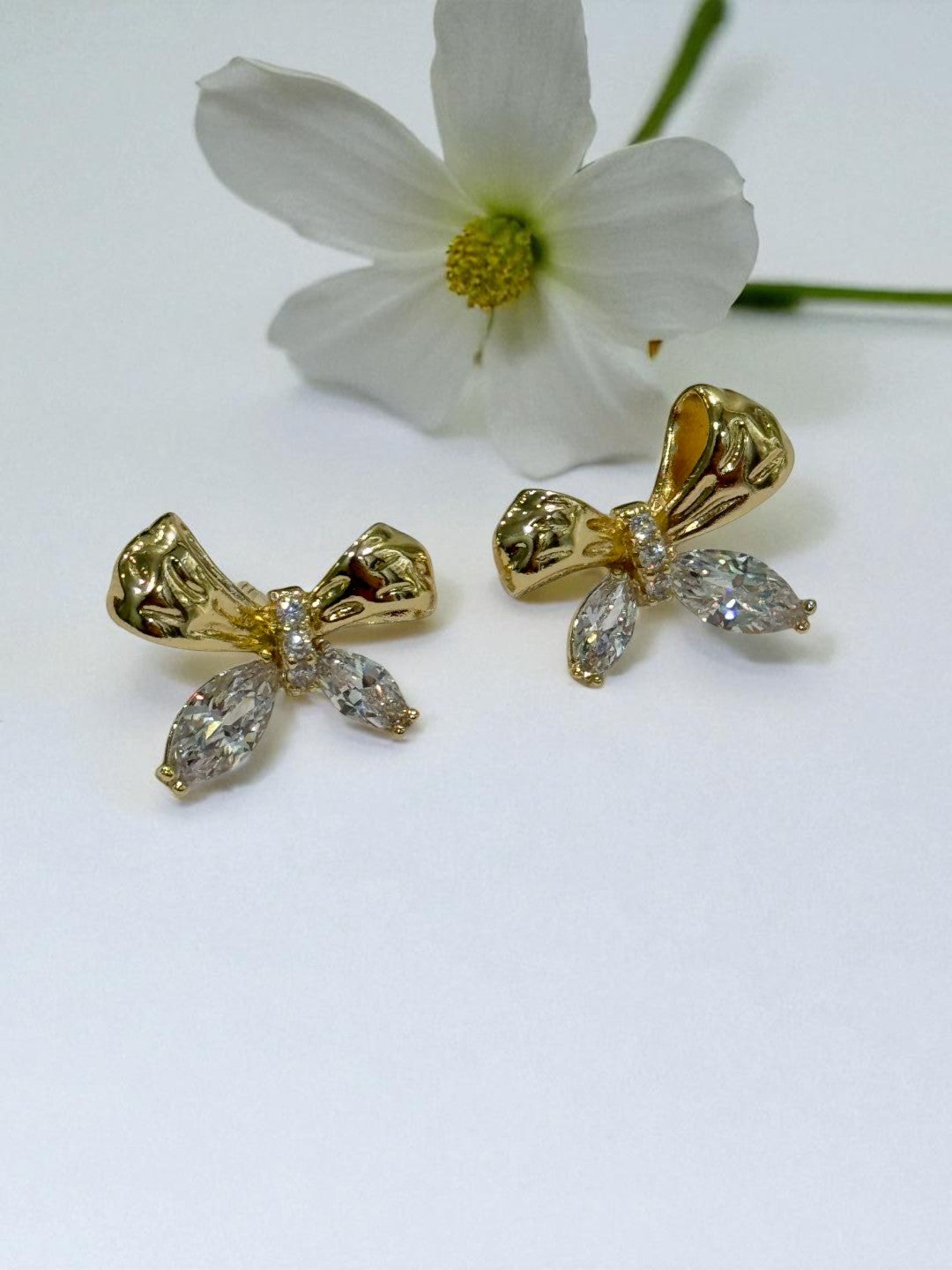GOLDEN DIAMOND BOW REIGN EARRINGS