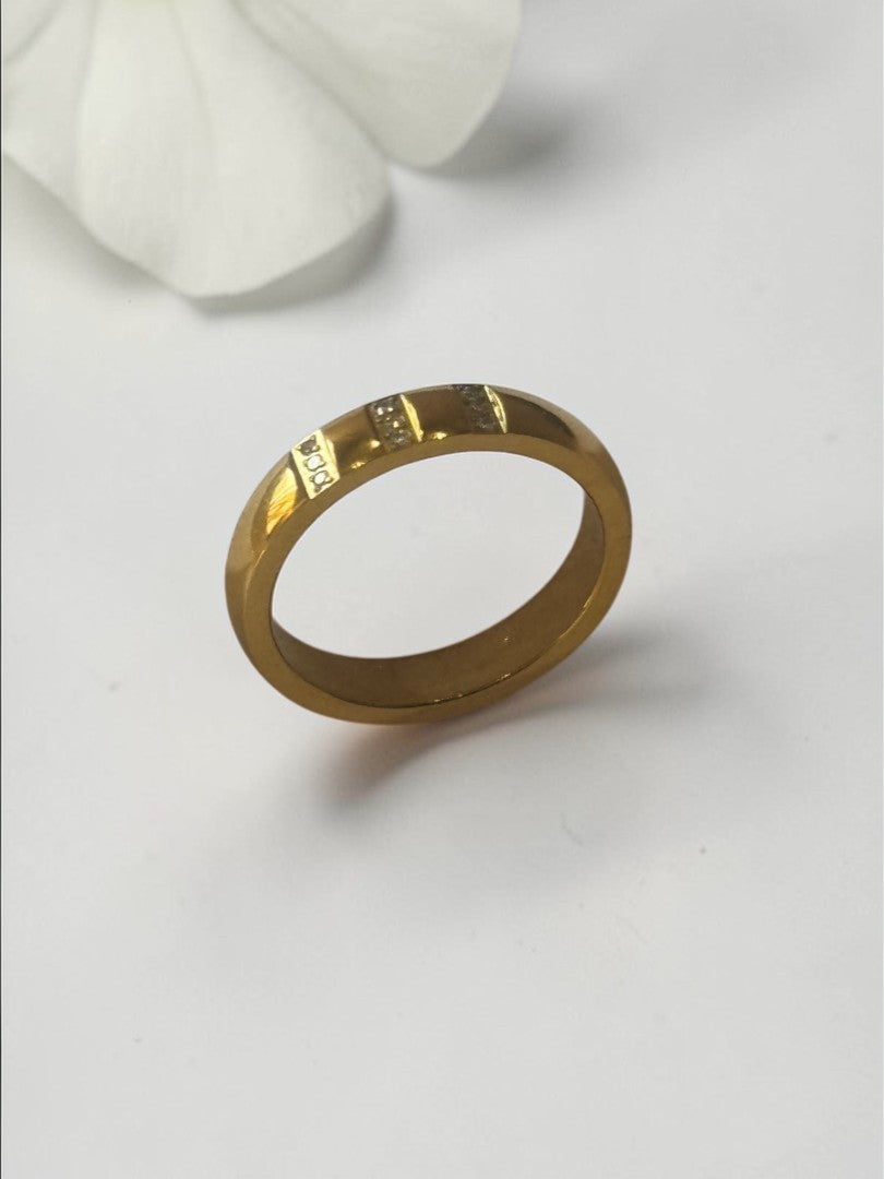 GOLDEN DIAMOND MARIANA RING