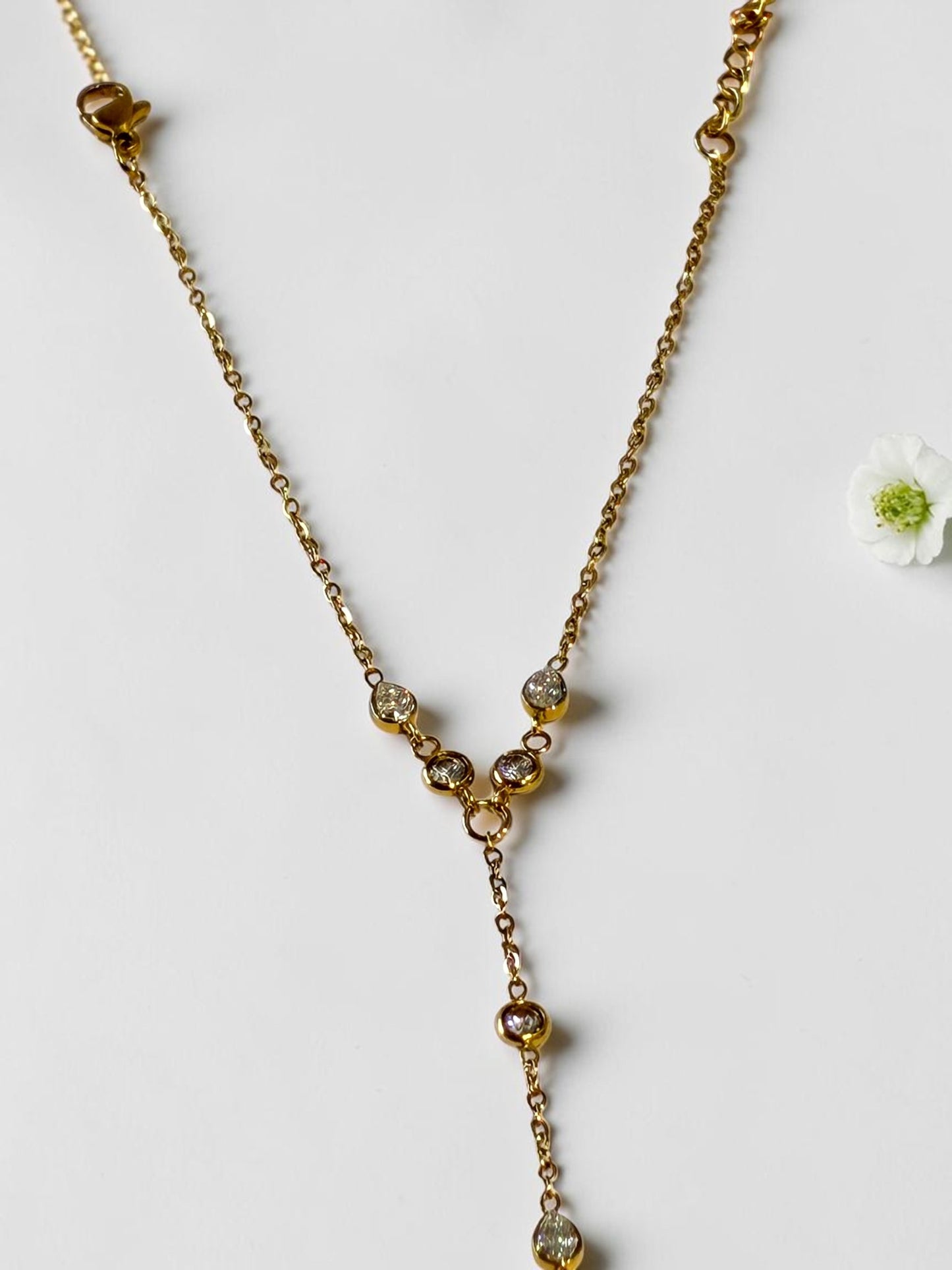 GOLDEN DIAMOND ONALD HAND CHAIN (POCHI)