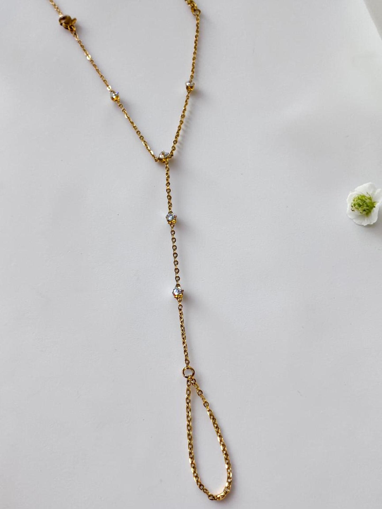 GOLDEN DIAMOND TEJSWINI HAND CHAIN (POCHI)