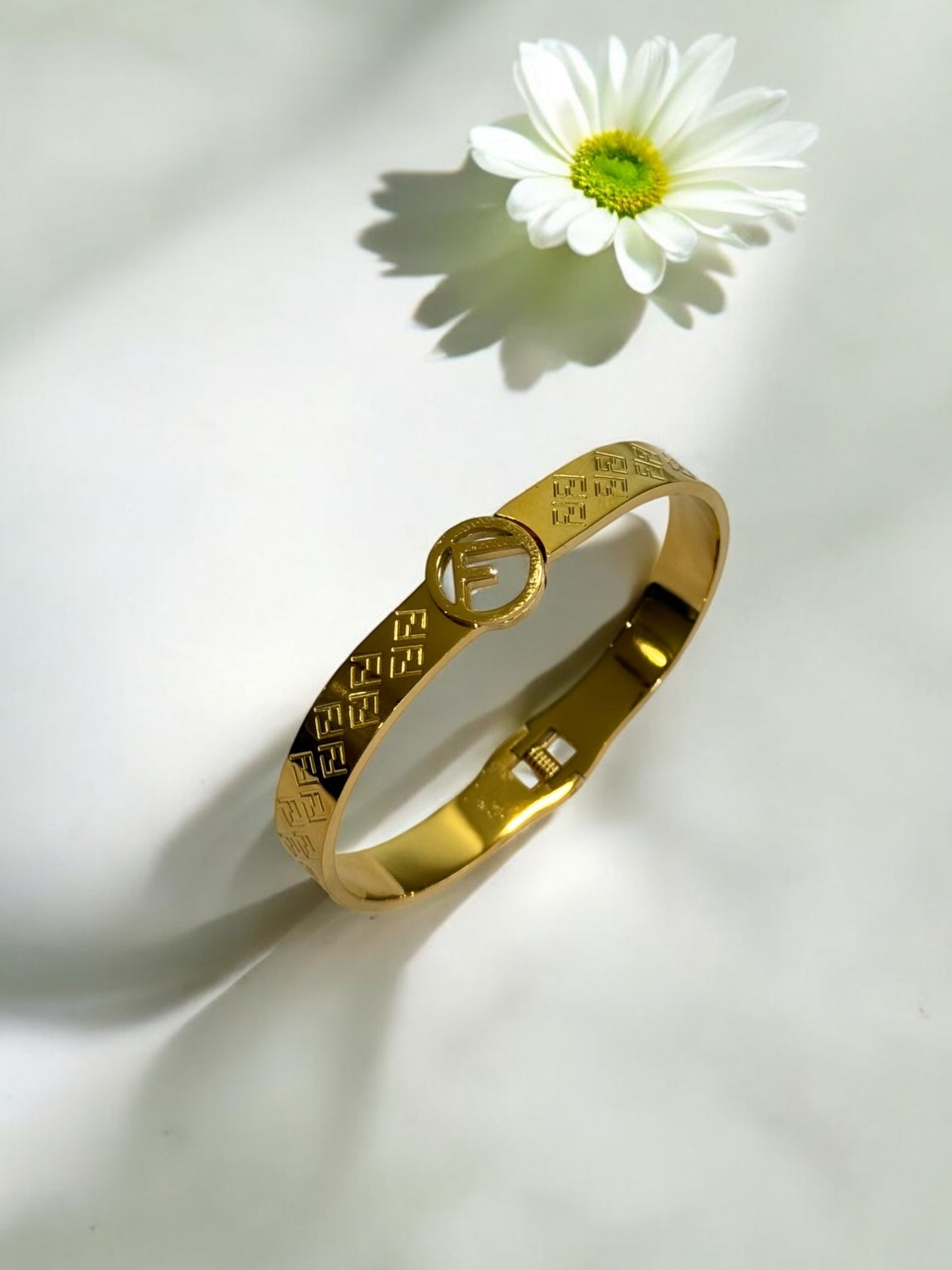 GOLDEN F WRENIE BRACELET