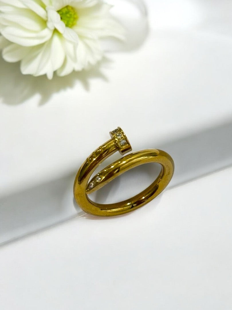 GOLDEN DIAMOND NOE RING