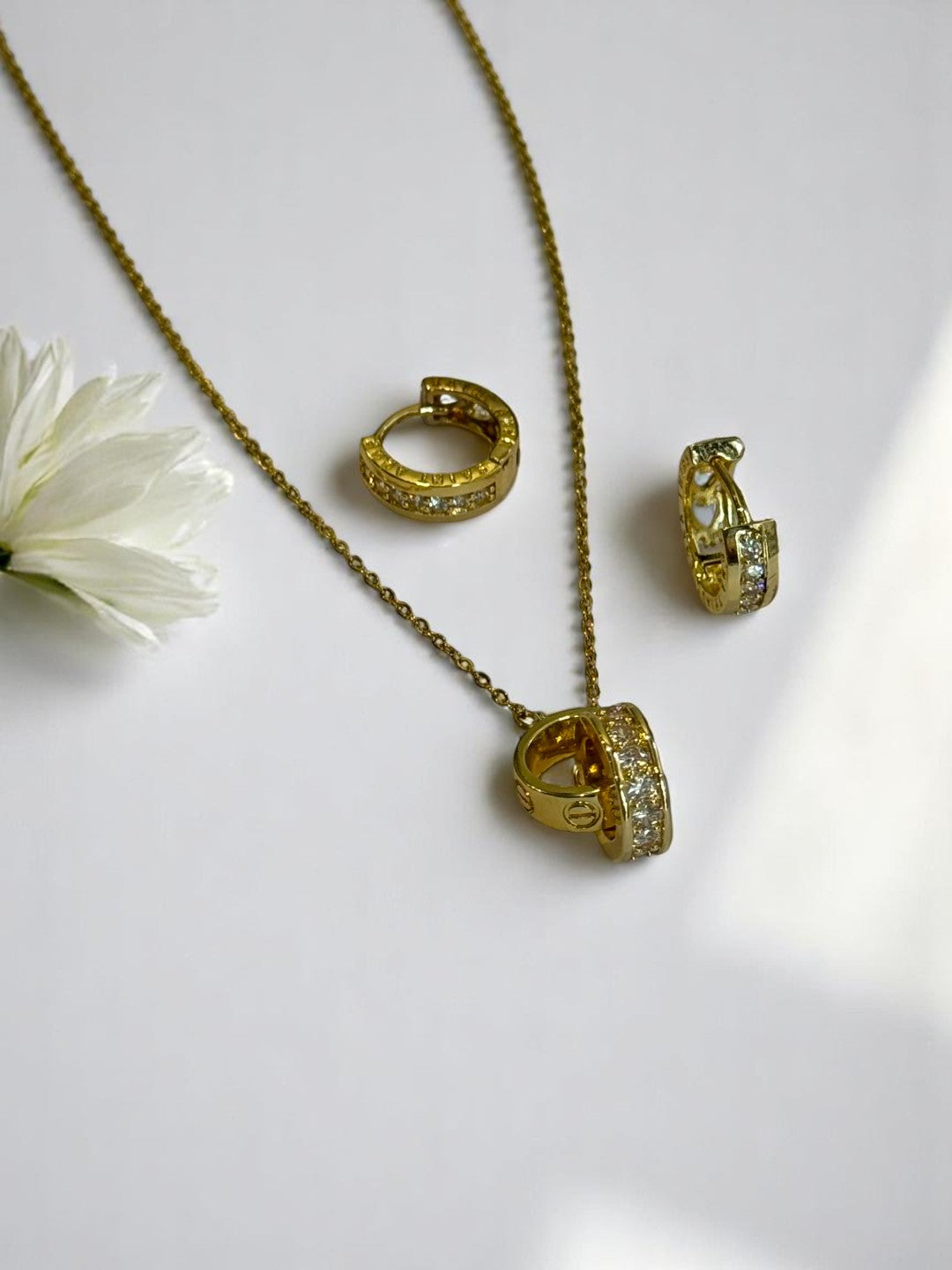 18K GOLD PLATED CHAIN WITH DIAMOND CARTIER PENDENT AND EARRINGS