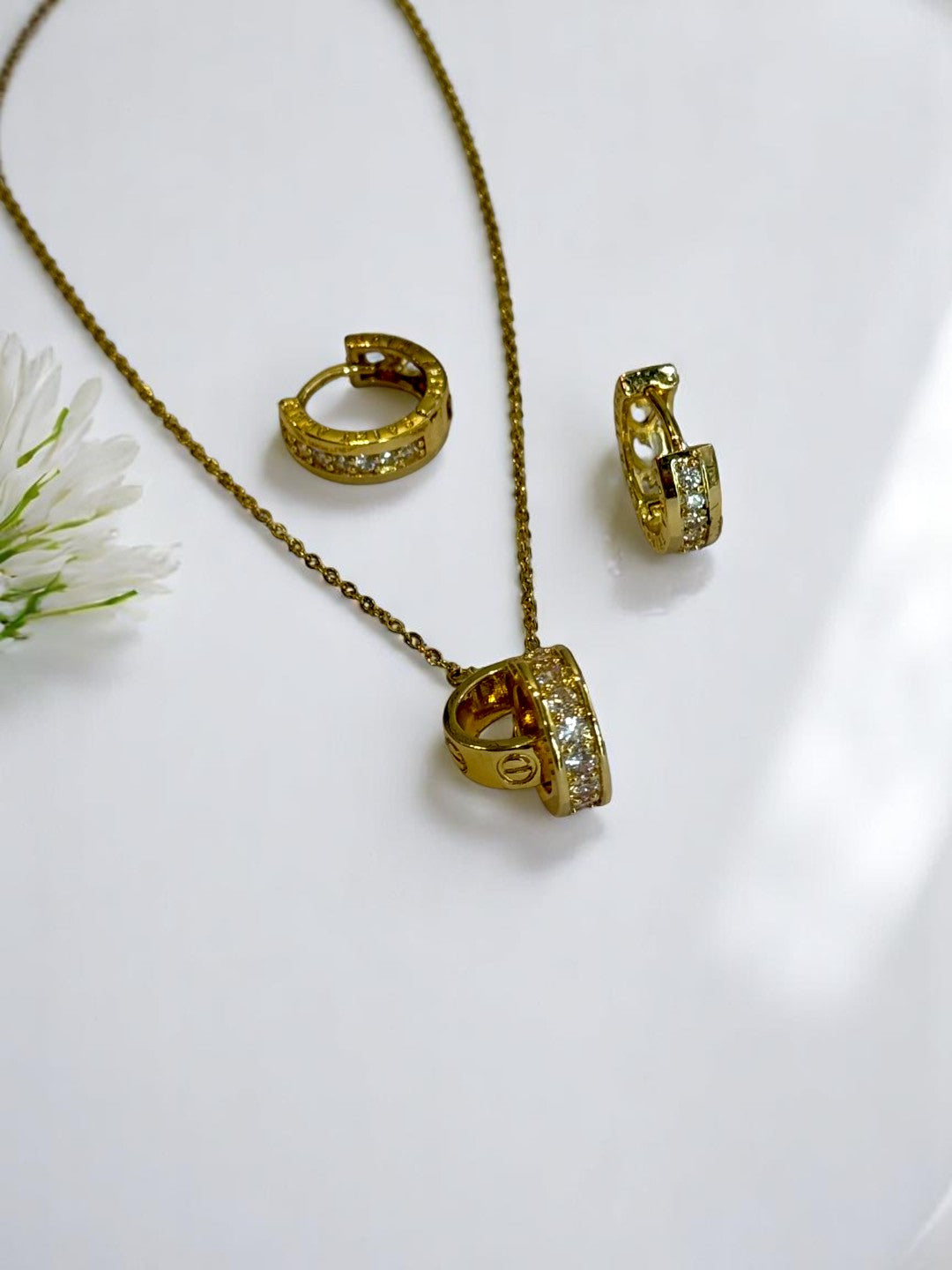 18K GOLD PLATED CHAIN WITH DIAMOND CARTIER PENDENT AND EARRINGS