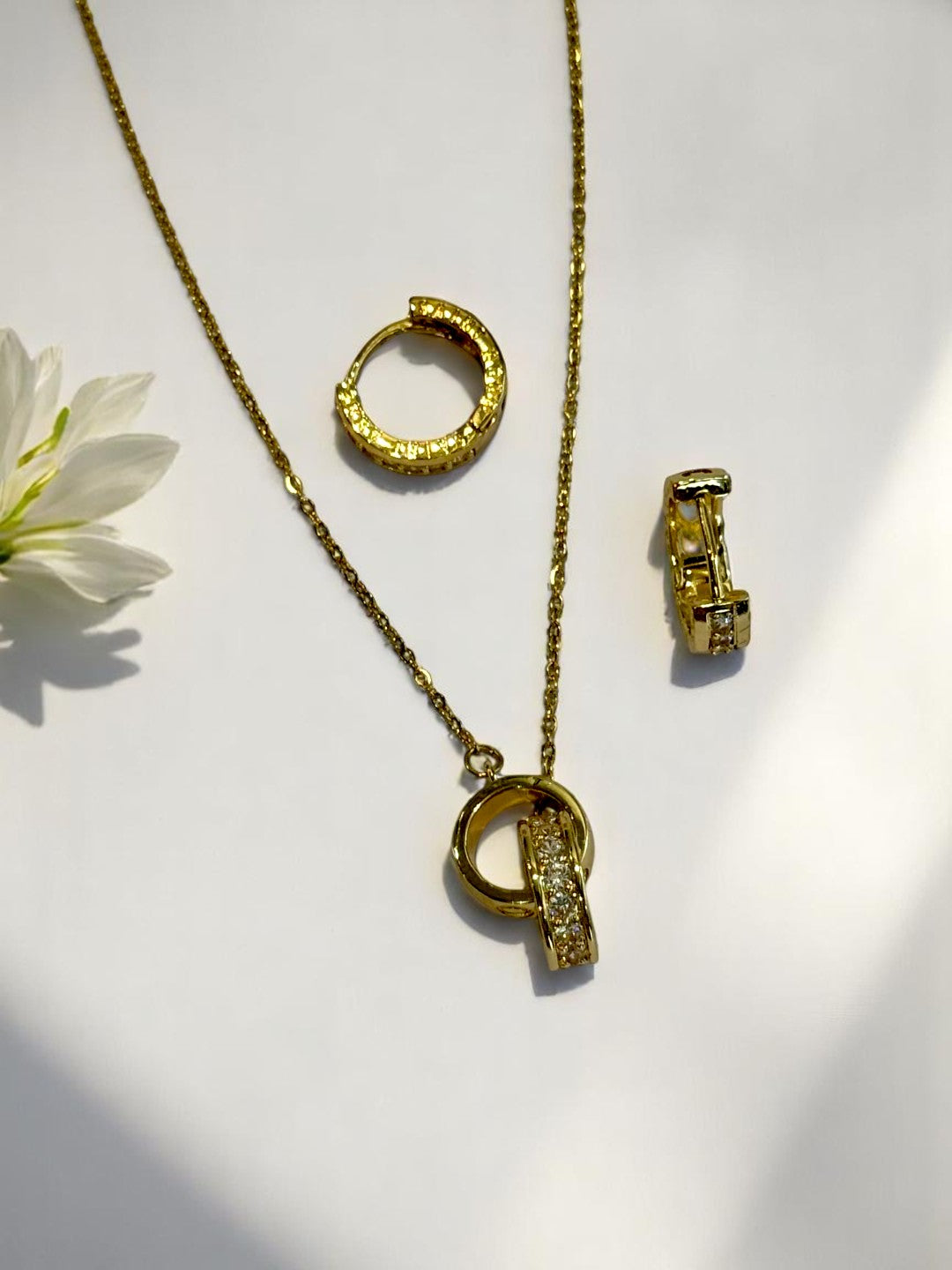 18K GOLD PLATED CHAIN WITH DIAMOND CARTIER PENDENT AND EARRINGS