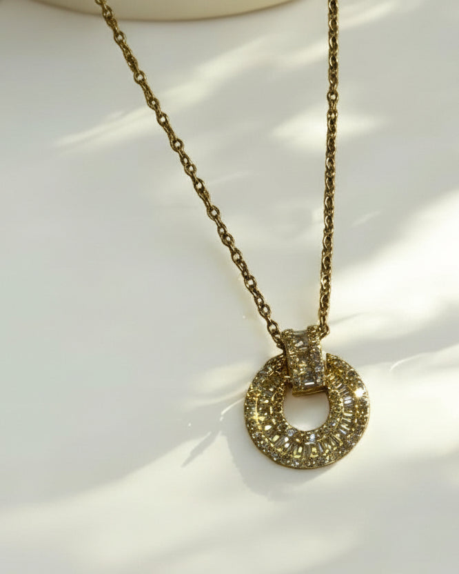 GOLDEN CHAIN WITH DIAMOND PENDENT